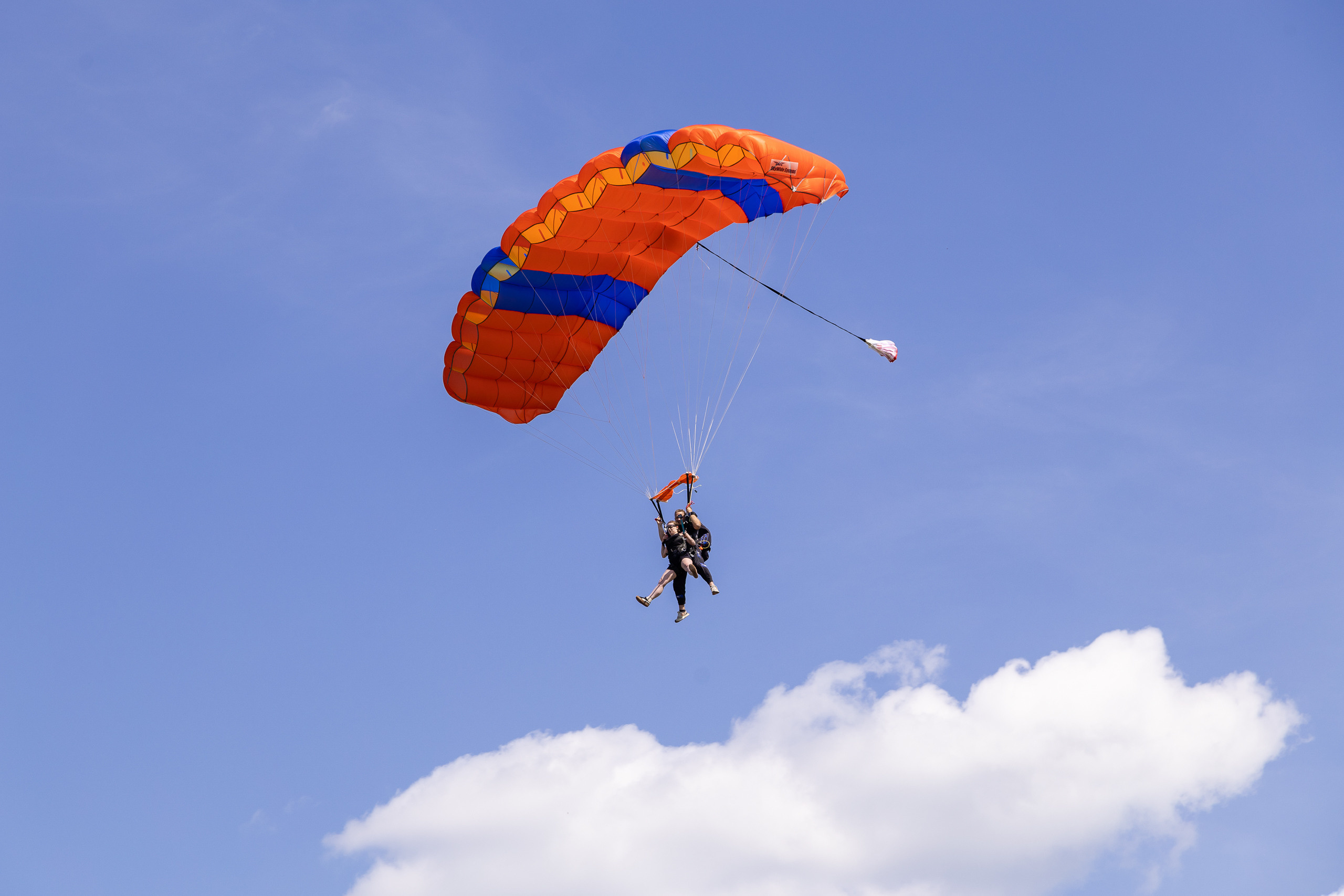 Фотографии на аэродроме в ожидании парашютистов под Санкт-Петербургом