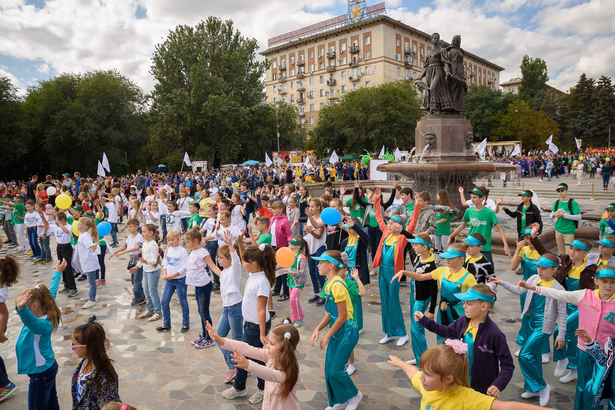 Дети танцуют на набережной Волгограда около фонтана "Искусство"