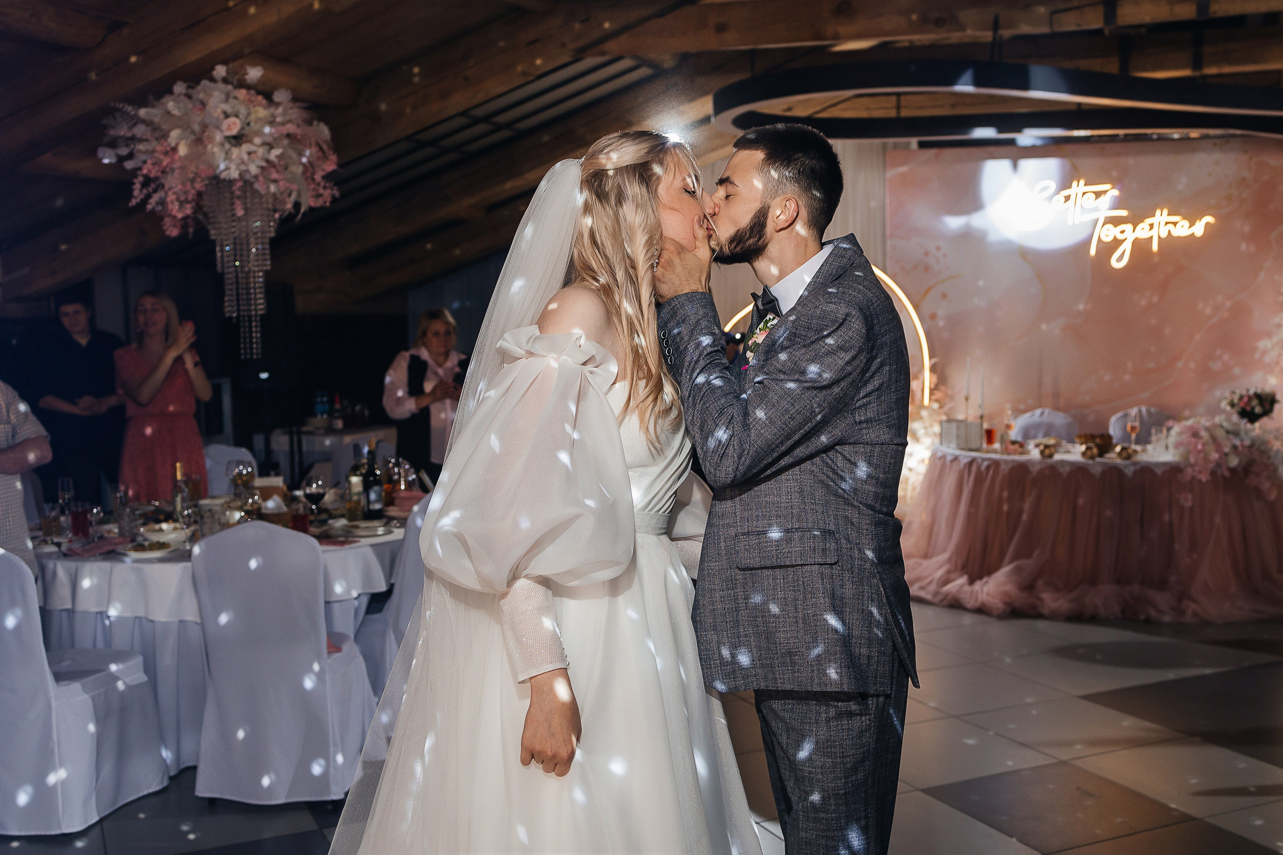 Чувственная первая встреча пары в отеле. Олег Сверчков | Свадебный фотограф Вологда