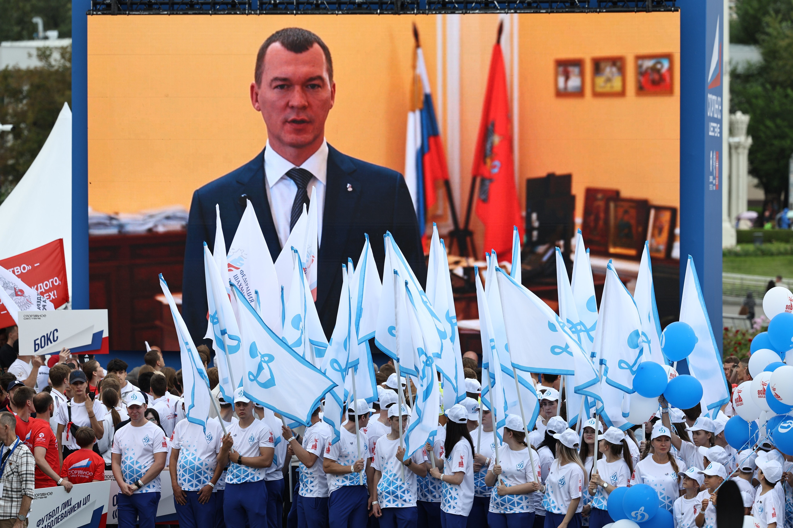 Михаил Дегтярев на Спортивном шествии на ВДНХ 9 августа 2025