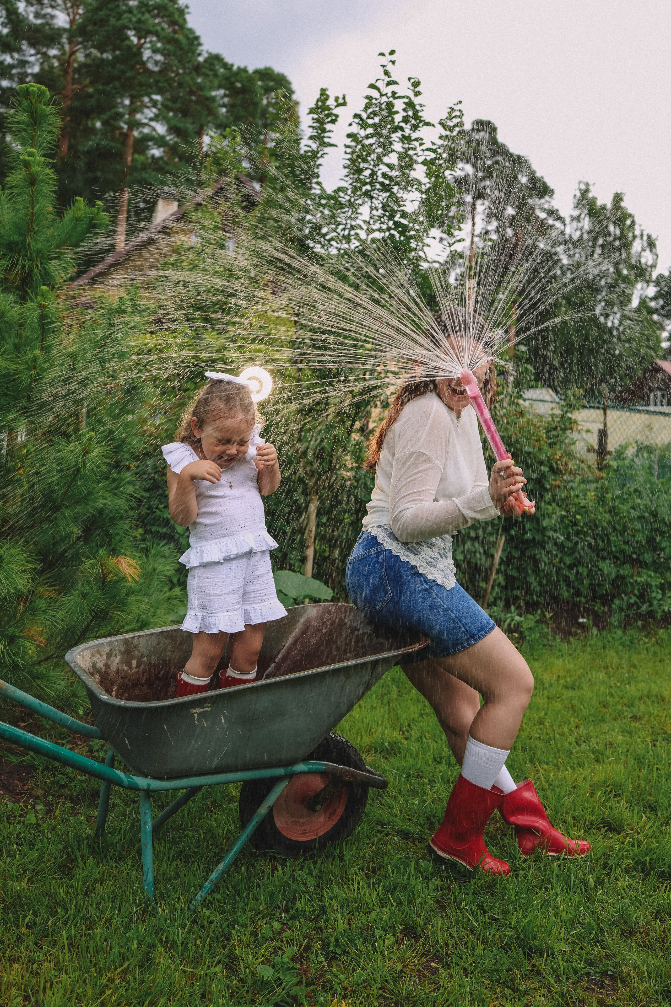 Живая фотосессия мамы и дочки на даче (у дома) — Таня и Маруся | Фотограф в СПб