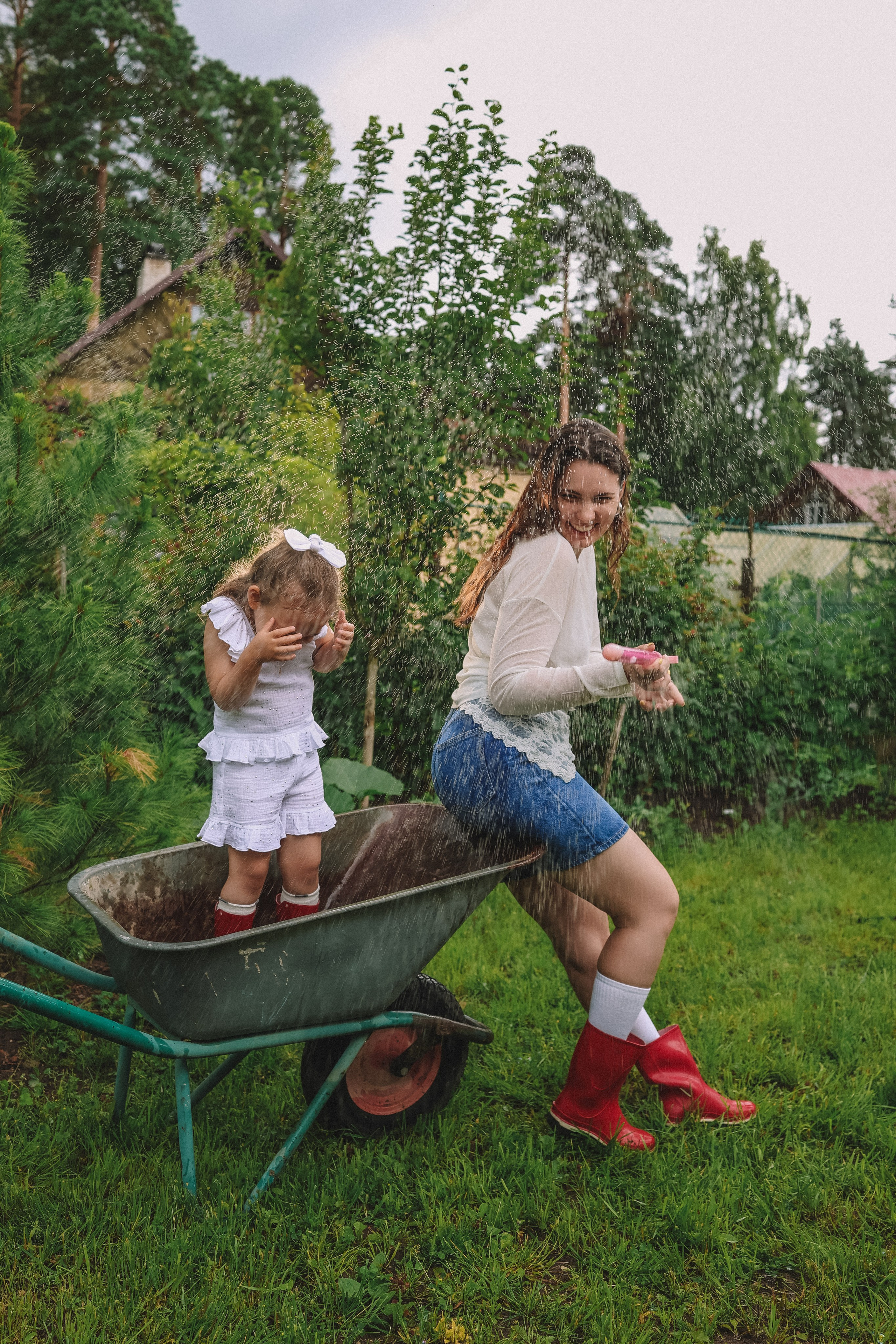 Живая фотосессия мамы и дочки на даче (у дома) — Таня и Маруся | Фотограф в СПб