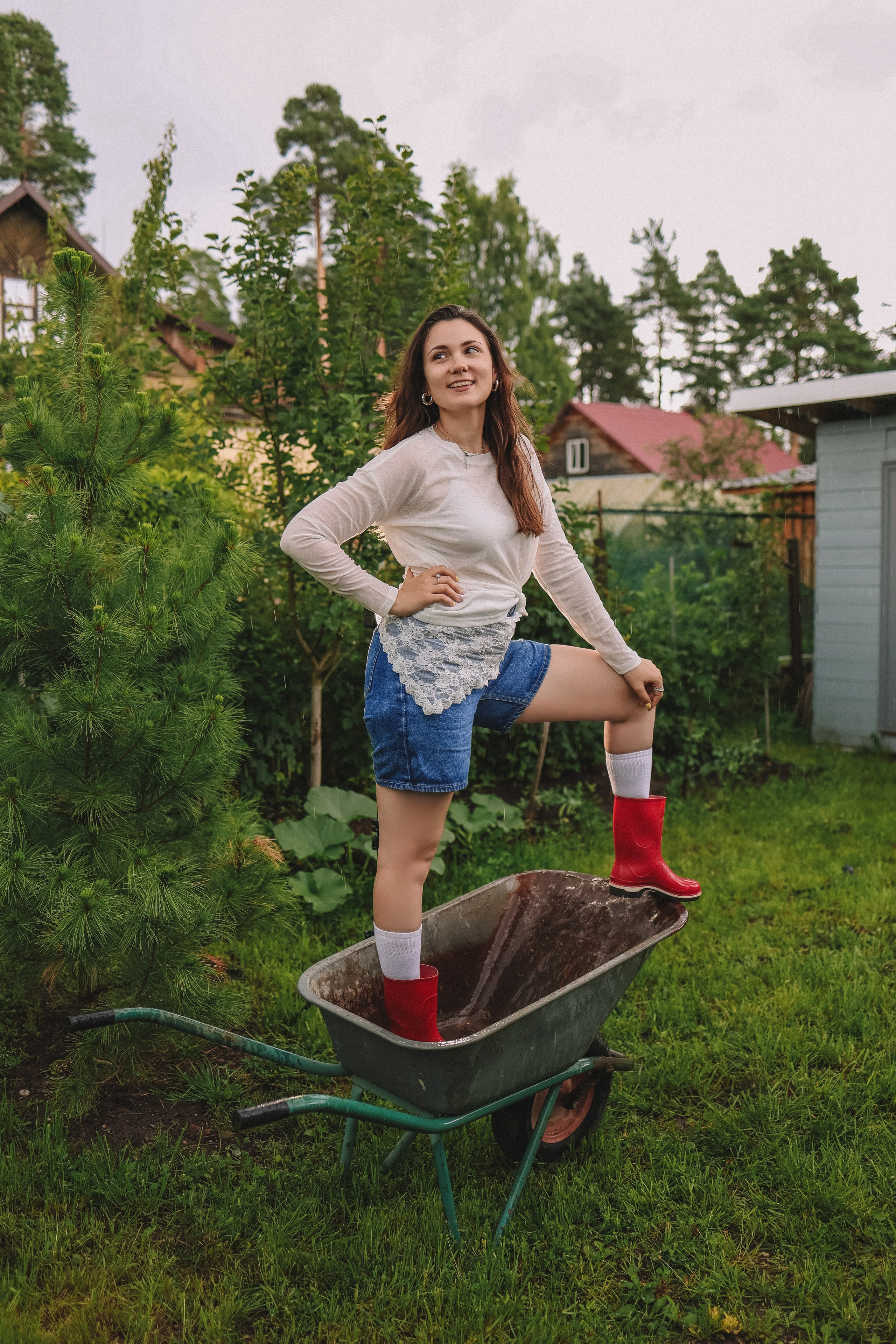 Живая фотосессия мамы и дочки на даче (у дома) — Таня и Маруся | Фотограф в СПб