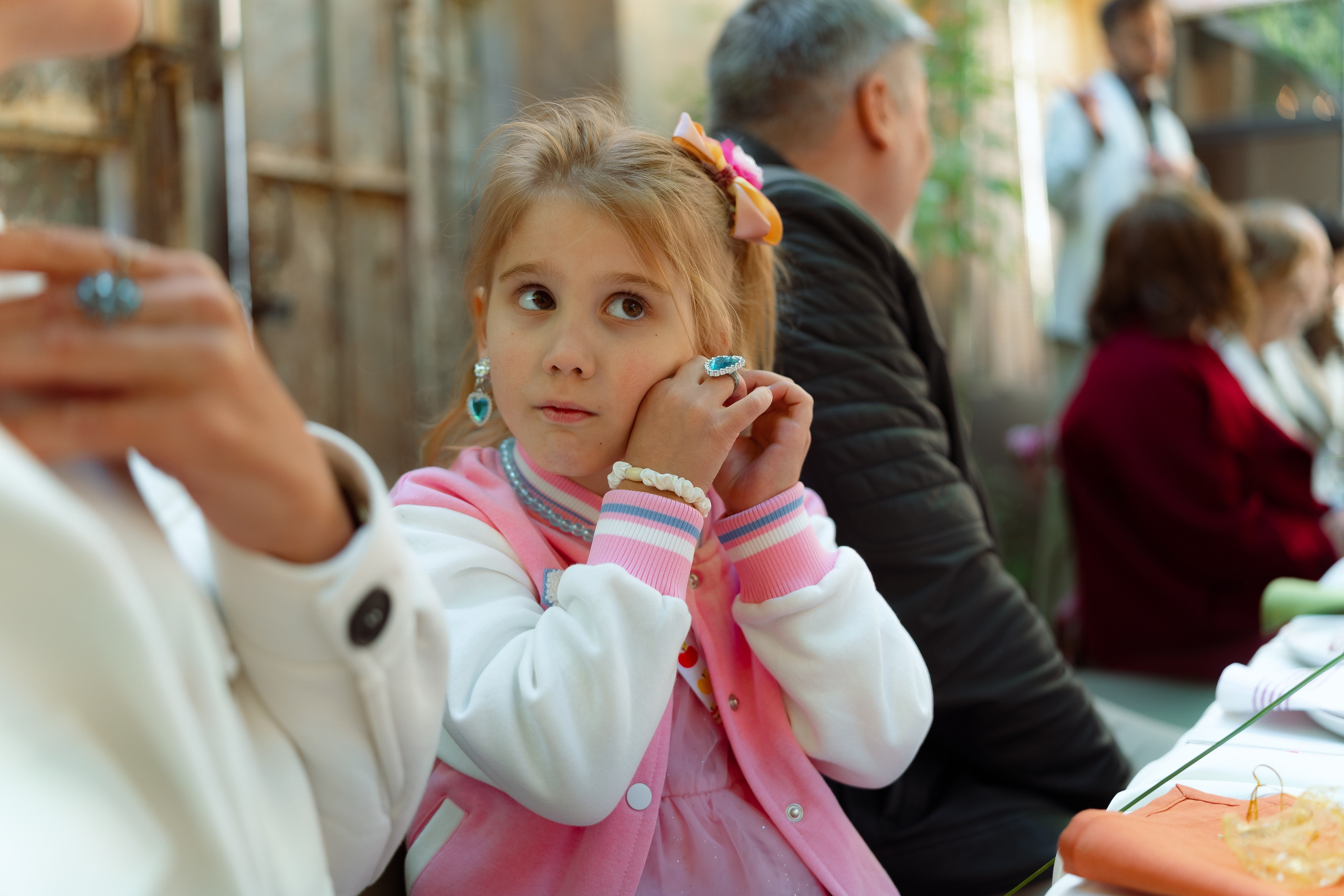 Девочка в розовом сарафане