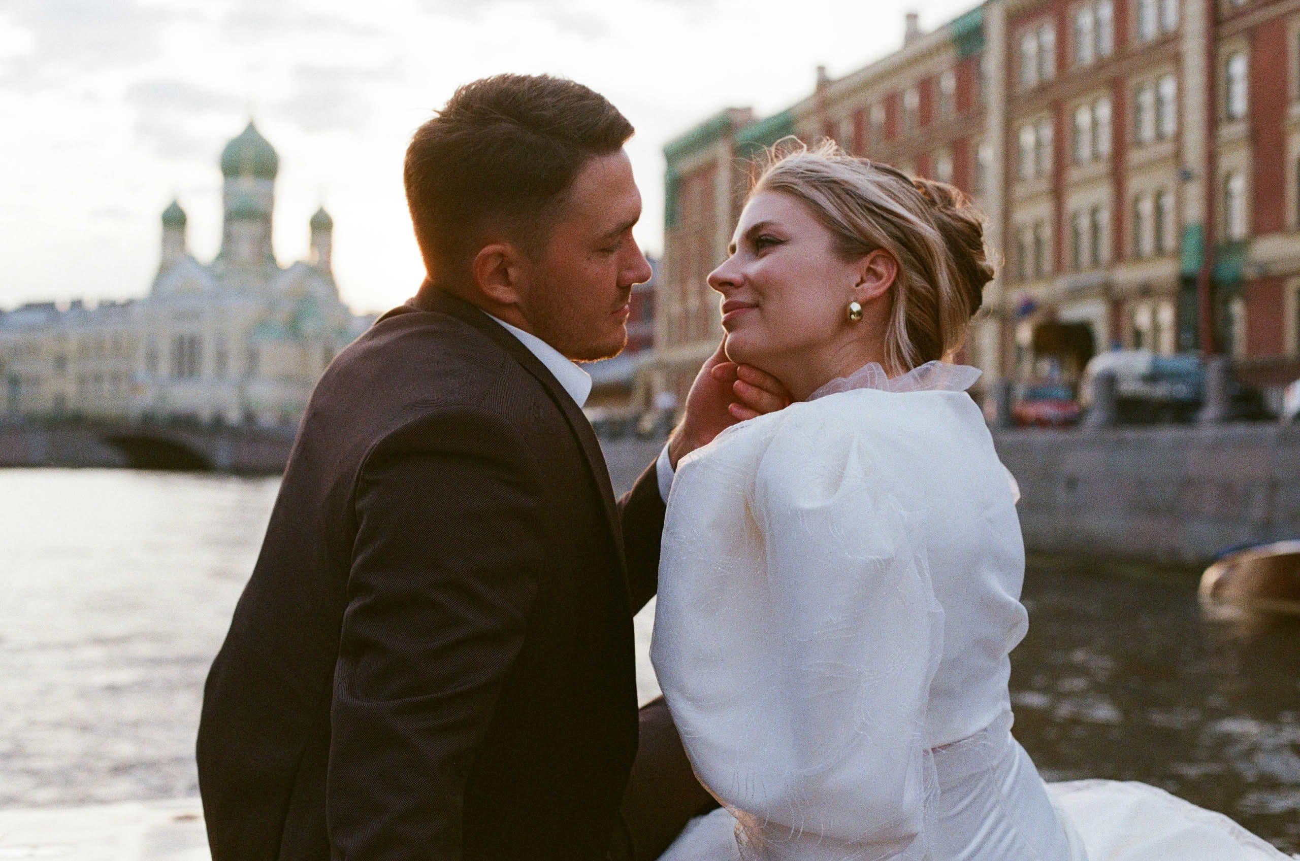 Молодожёны на фоне собора, плёночный кадр с катера