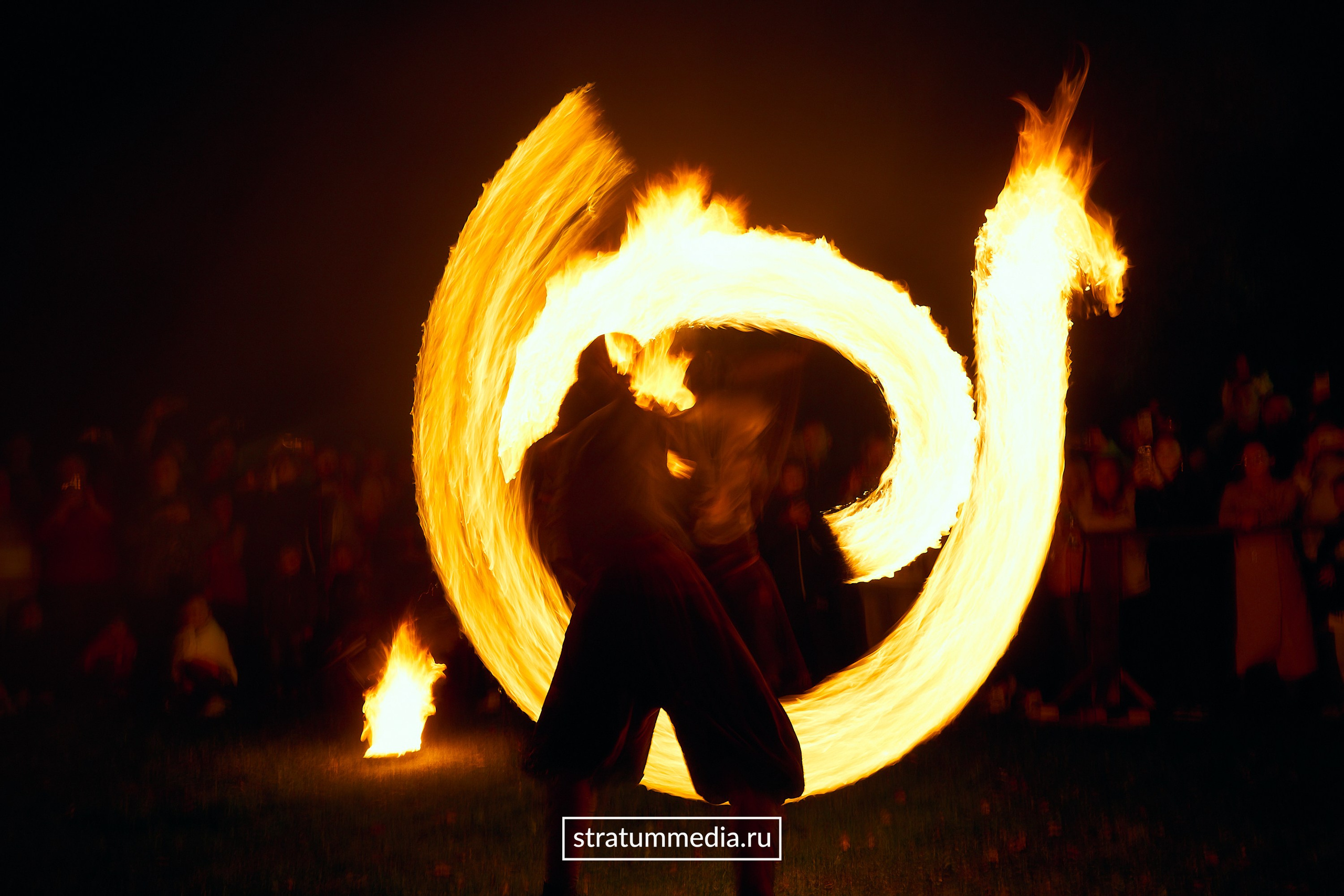 Fire Show at Park. Stratum Media — Фото-Видео Съемки