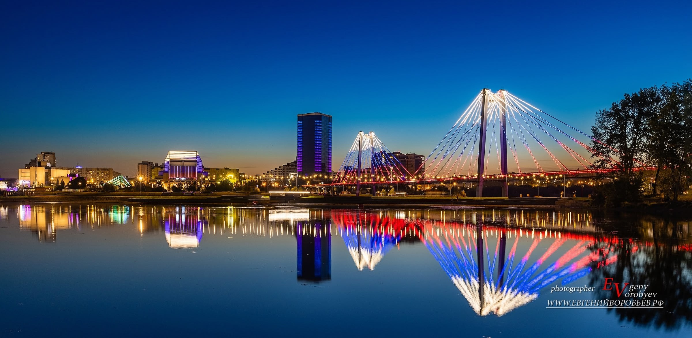 экскурсии Красноярск индивидуальный тур фото интересные места что посмотреть куда сходить что посетить достопримечательности Красноярска фототур фотосессия аренда кабриолета аренда микроавтобуса трансфер цена заказать экскурсию программа маршрут смотровые площадки видовые красивые места Национальный парк заповедник Столбы Дивногорск Красноярская ГЭС путешествие туристический маршрут место силы Часовня Параскевы Пятницы Коммунальный мост остров Татышев Бобровый лог Николаевская сопка набережная Енисея село Овсянка музей Астафьева Караульная гора Виноградовский мост гид экскурсовод индивидуальная экскурсия фотосъемка виды на Енисей фанпарк Бобровый лог парк флоры и фауны Роев ручей Торгашинский хребет скала Такмак вантовый мост куда сходить цены расписание заказать онлайн экскурсионное обслуживание трансфер на комфортабельном автобусе Речной вокзал