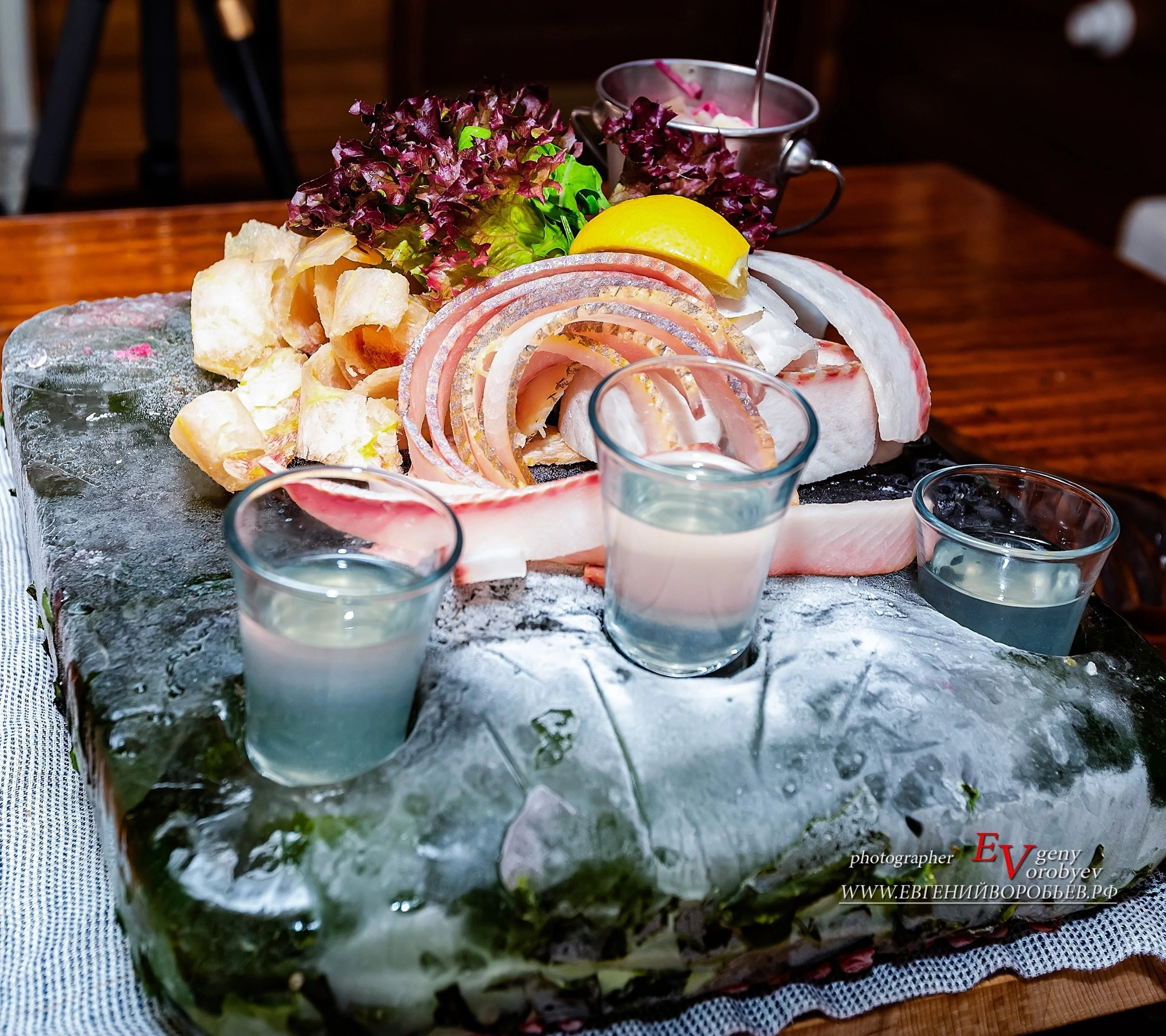 строганина из рыбы на льду сибирская кухня ресторан кафе экскурсии Красноярск индивидуальный тур фото интересные места что посмотреть куда сходить что посетить достопримечательности в Красноярске фототур аренда кабриолета микроавтобуса трансфер цена заказать экскурсию программа маршрут смотровые площадки видовые красивые места Национальный парк заповедник Столбы Дивногорск Красноярская ГЭС путешествие туристический маршрут