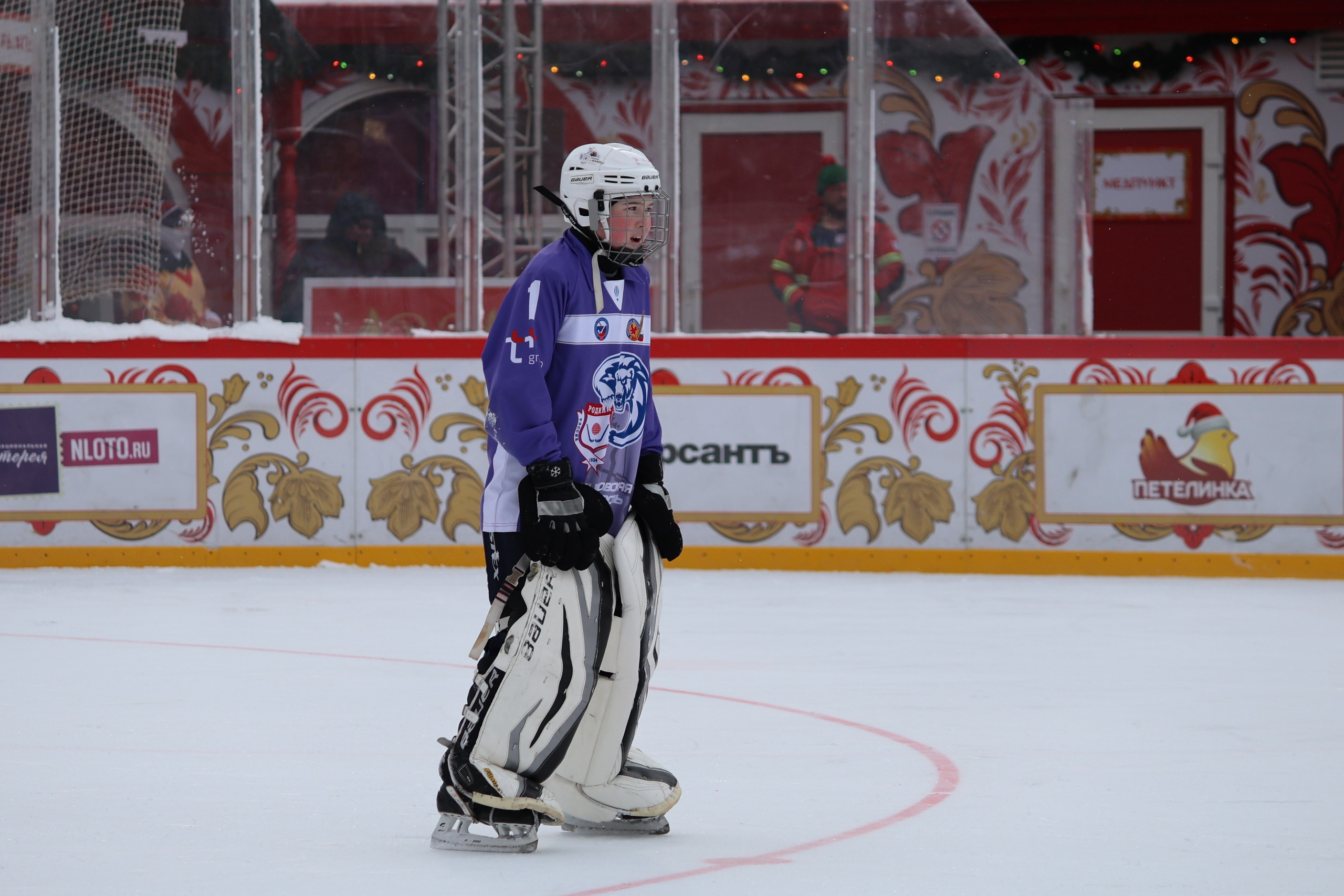 Хоккей с мячем на Красной площади. Фото. Репортажный фотограф, спортивный фотограф в Москве и области