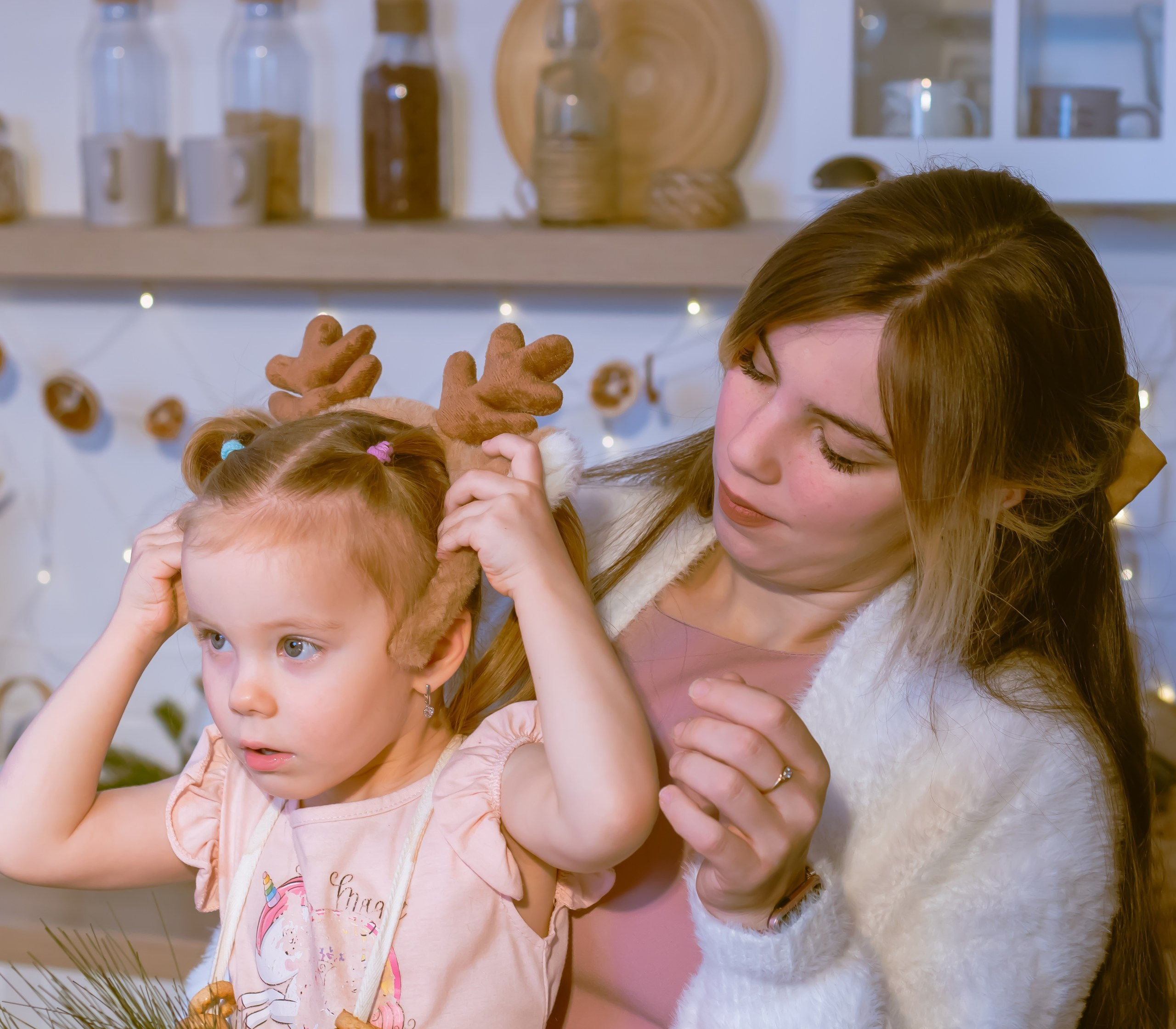 Мама и дочка украшают стол к празднику, семейная новогодняя фотосессия, фотограф Карасёва Елена
