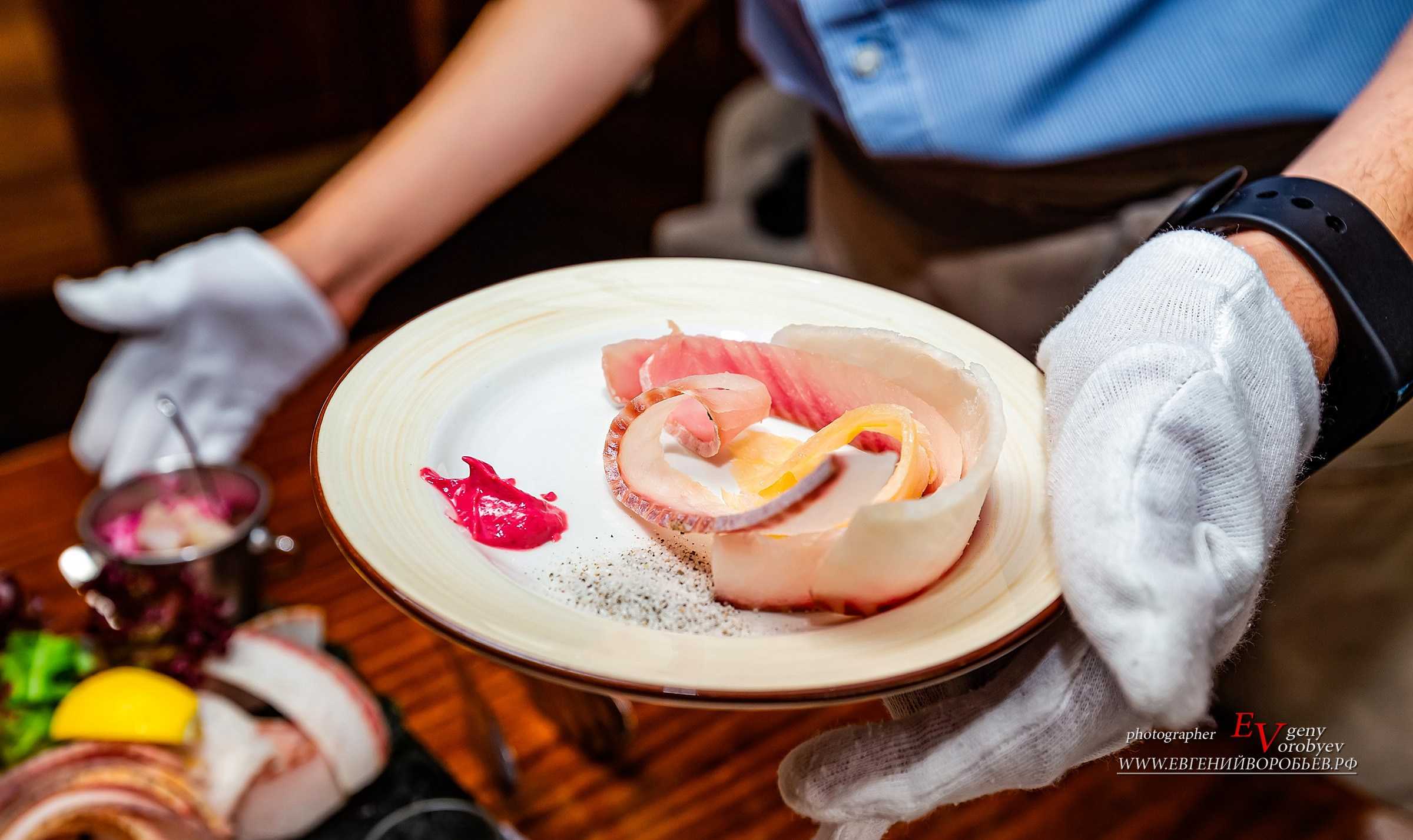 строганина из сибирской рыбы кафе лучший ресторан куда сходить экскурсия Красноярск атмосферный интерьер авторская кухня ресторан Хозяин тайги кафе Чешуя Тунгуска вкусная сибирская кухня изысканный вкус гастро тур путешествие где вкусно поесть