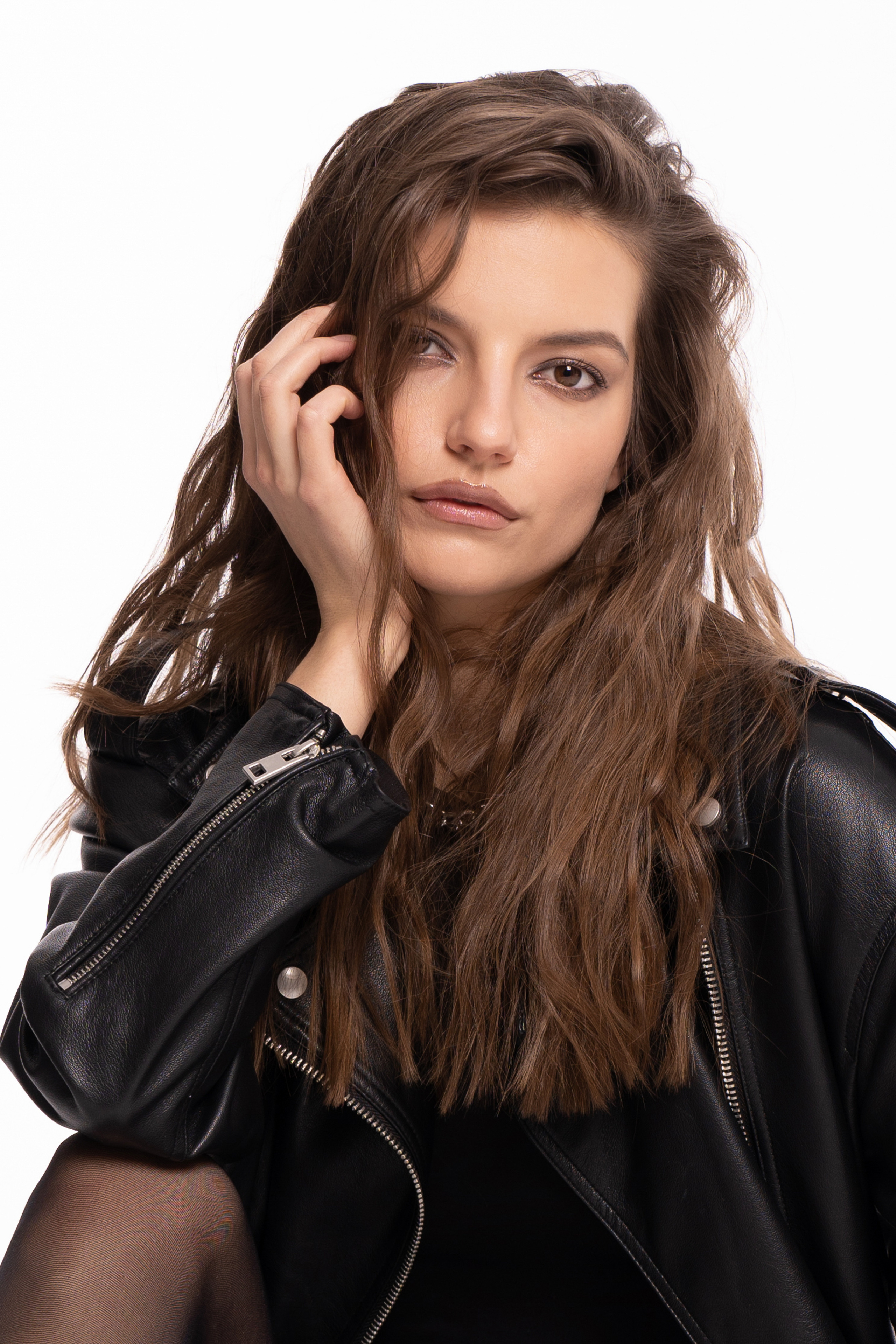 фотосессия девушки в студии на белом фоне