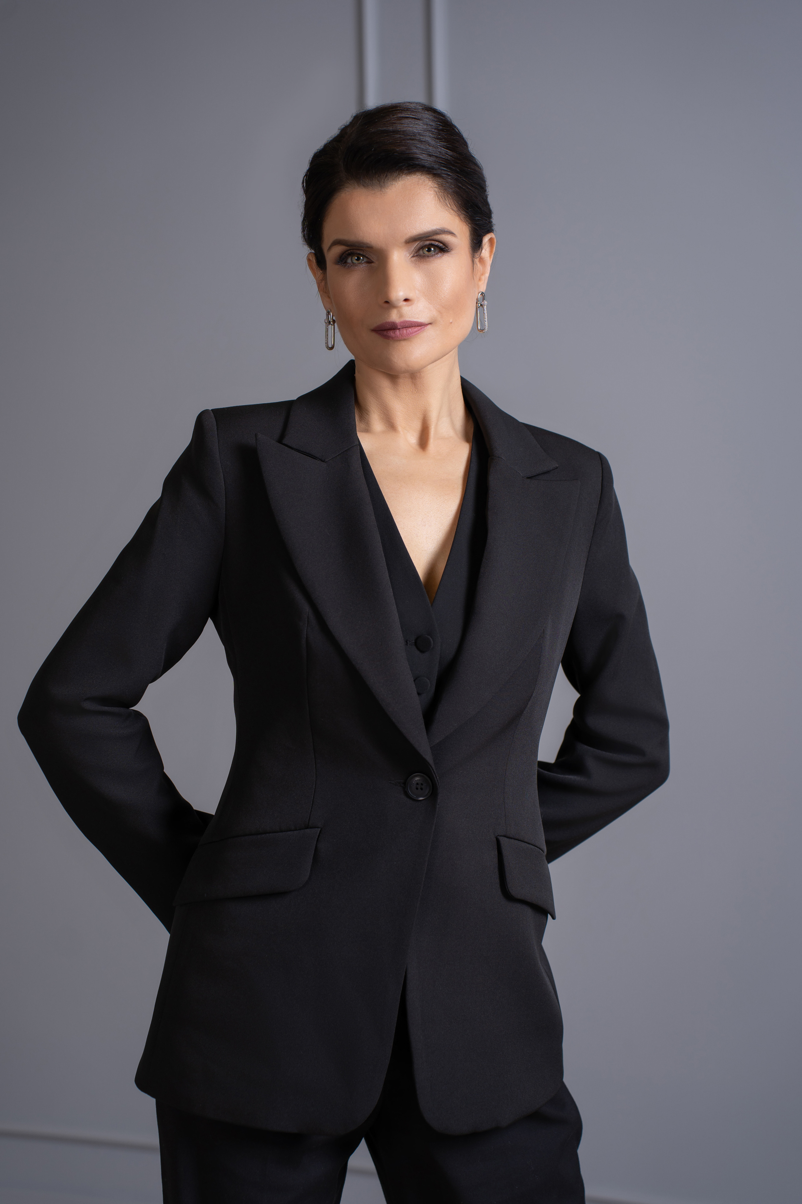 деловой портрет женщины в студии