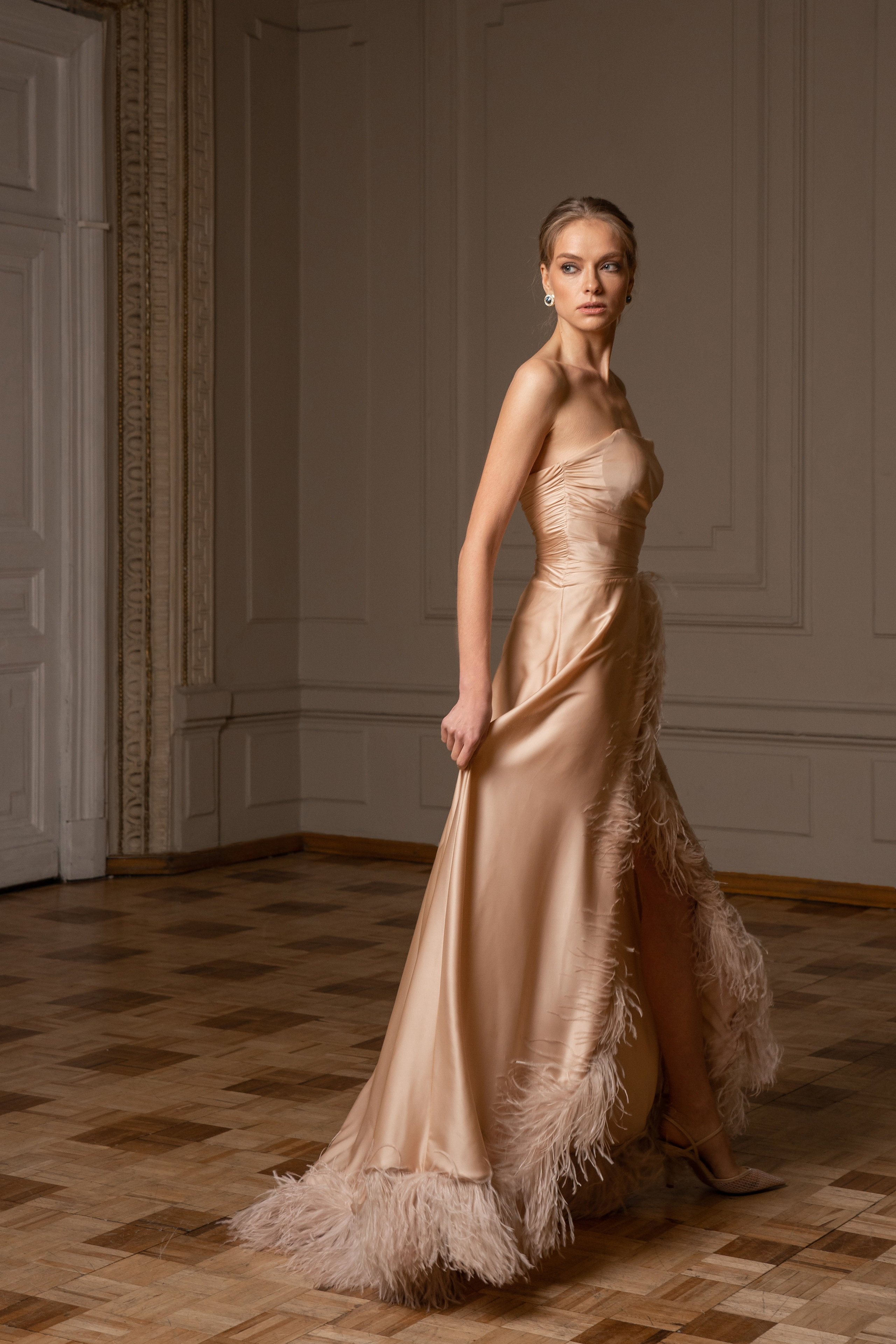 фотосессия девушки в длинном платье в студии