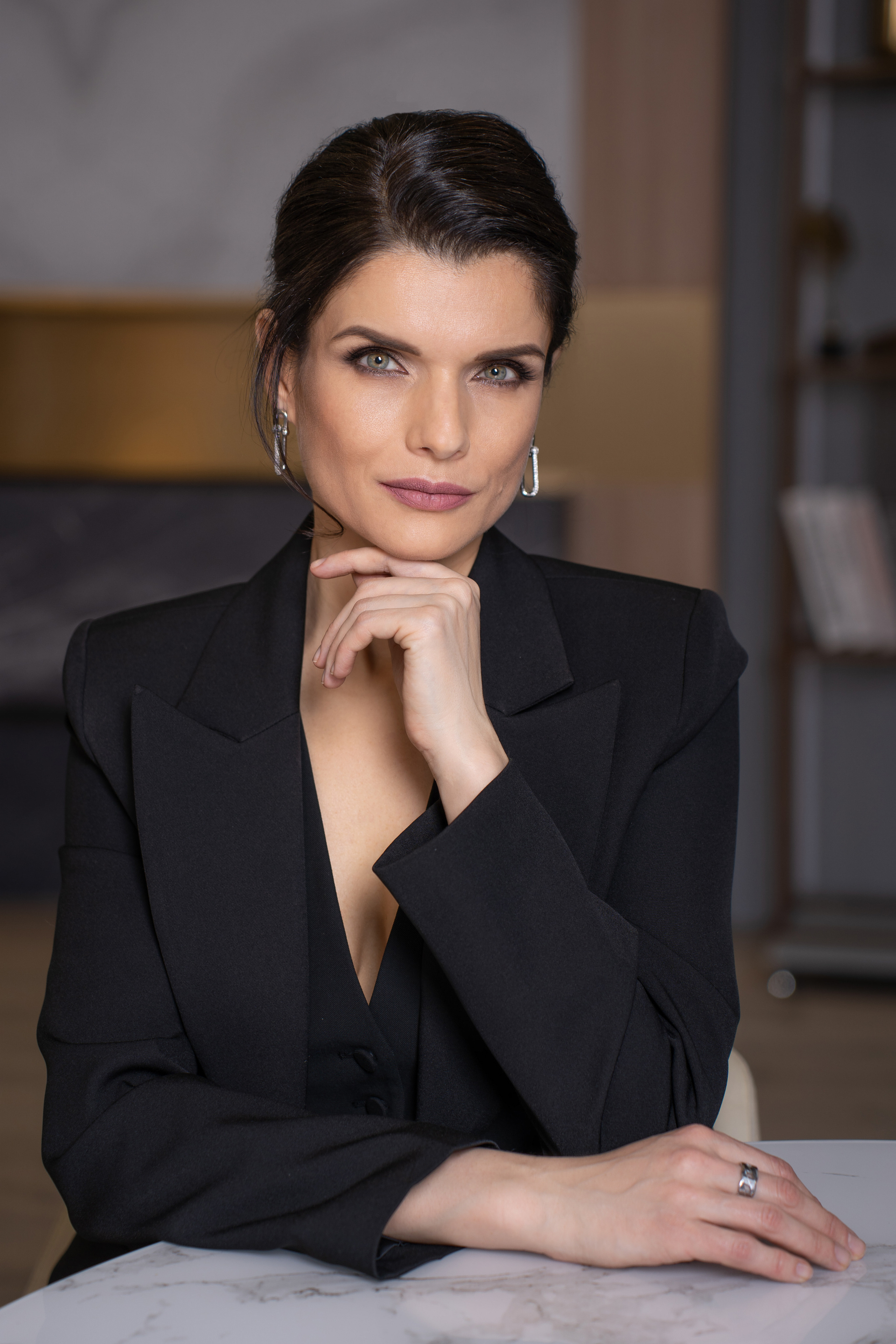 женский деловой портрет в студии