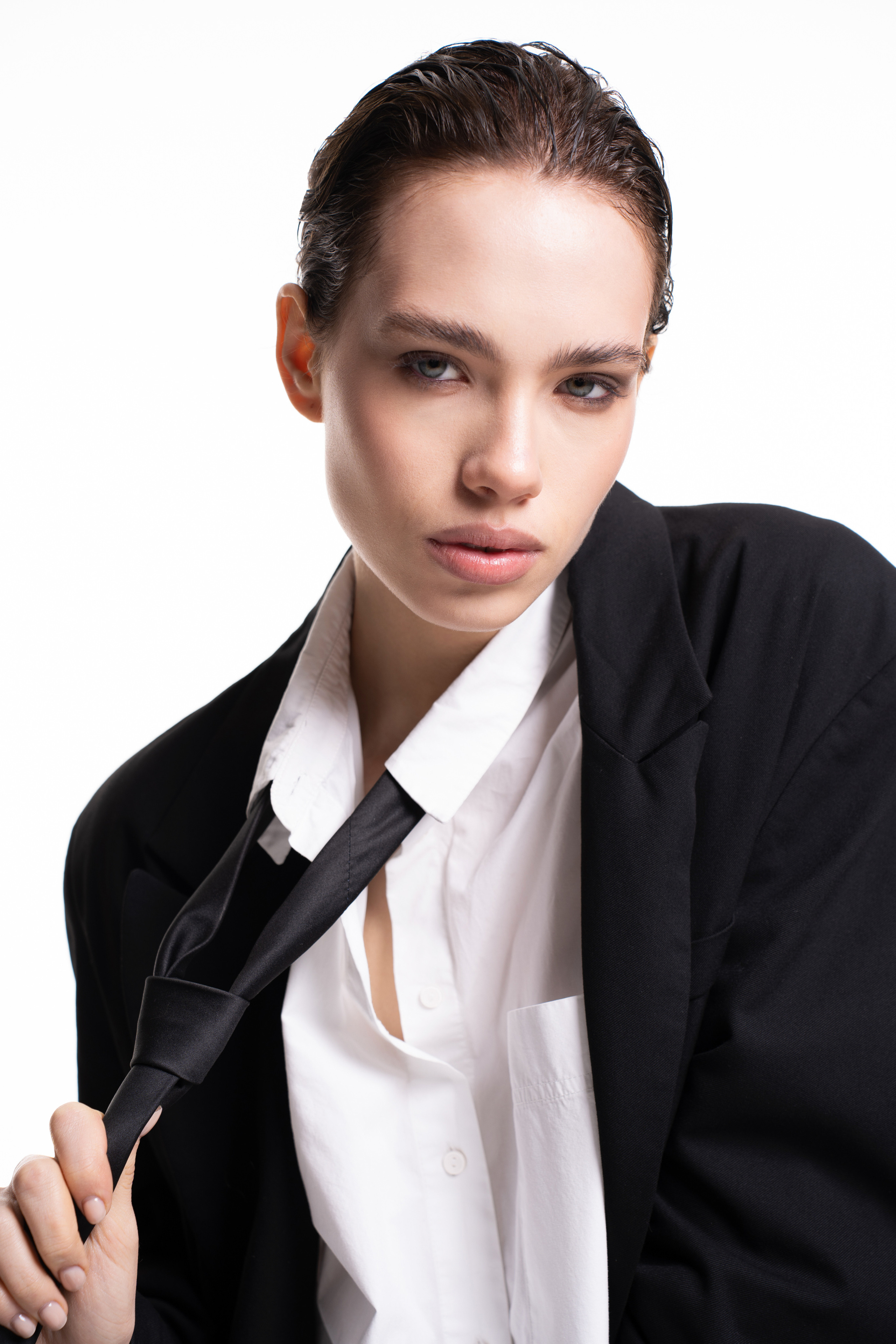 фотосессия девушки в студии на белом фоне