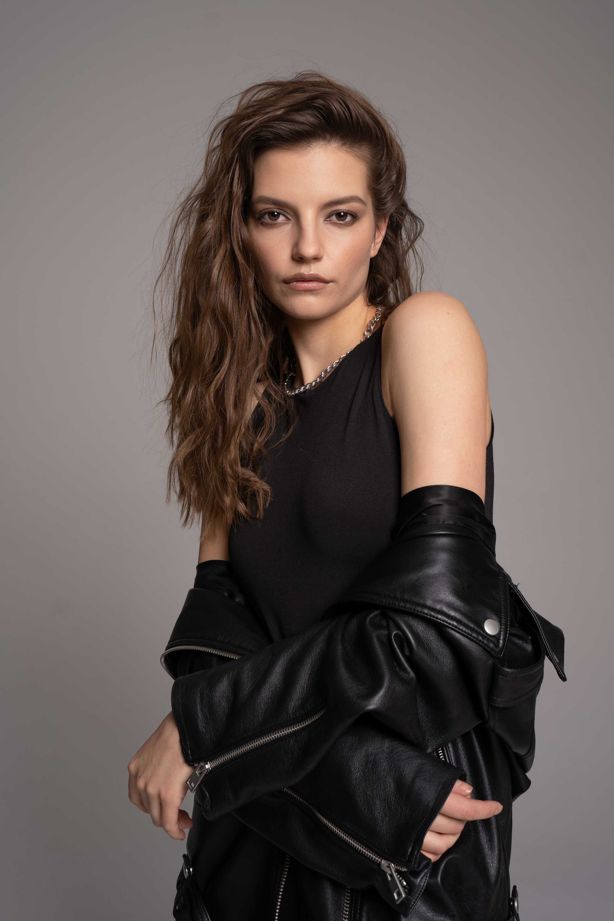 фотосессия девушки в кожаной куртке в студии