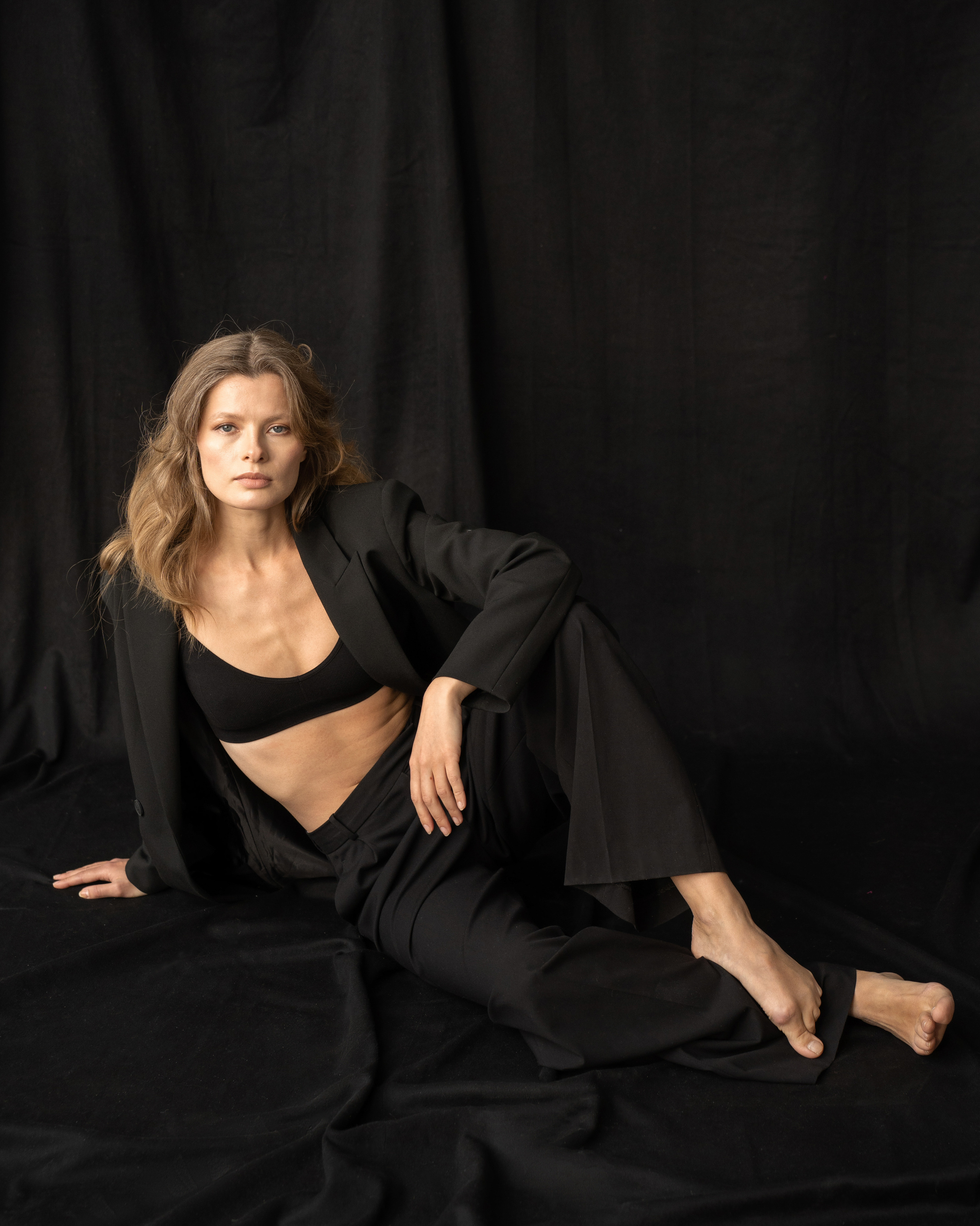 фотосессия девушки в черном костюме в студии