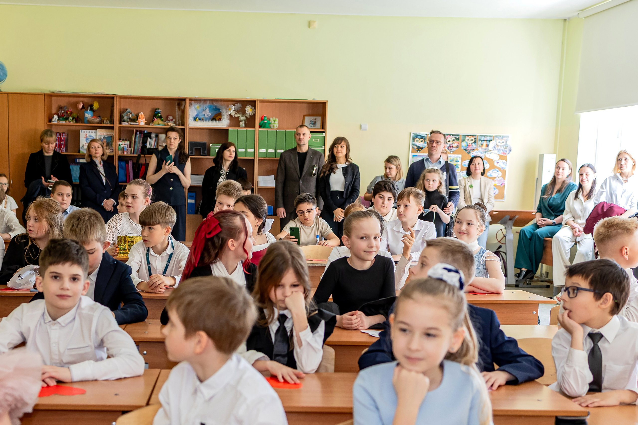 Выпускной в начальной школе в классе. Фотограф и видеограф Москва. Свадебный фотограф, видеограф. Выпускные альбомы. Оживающие альбомы