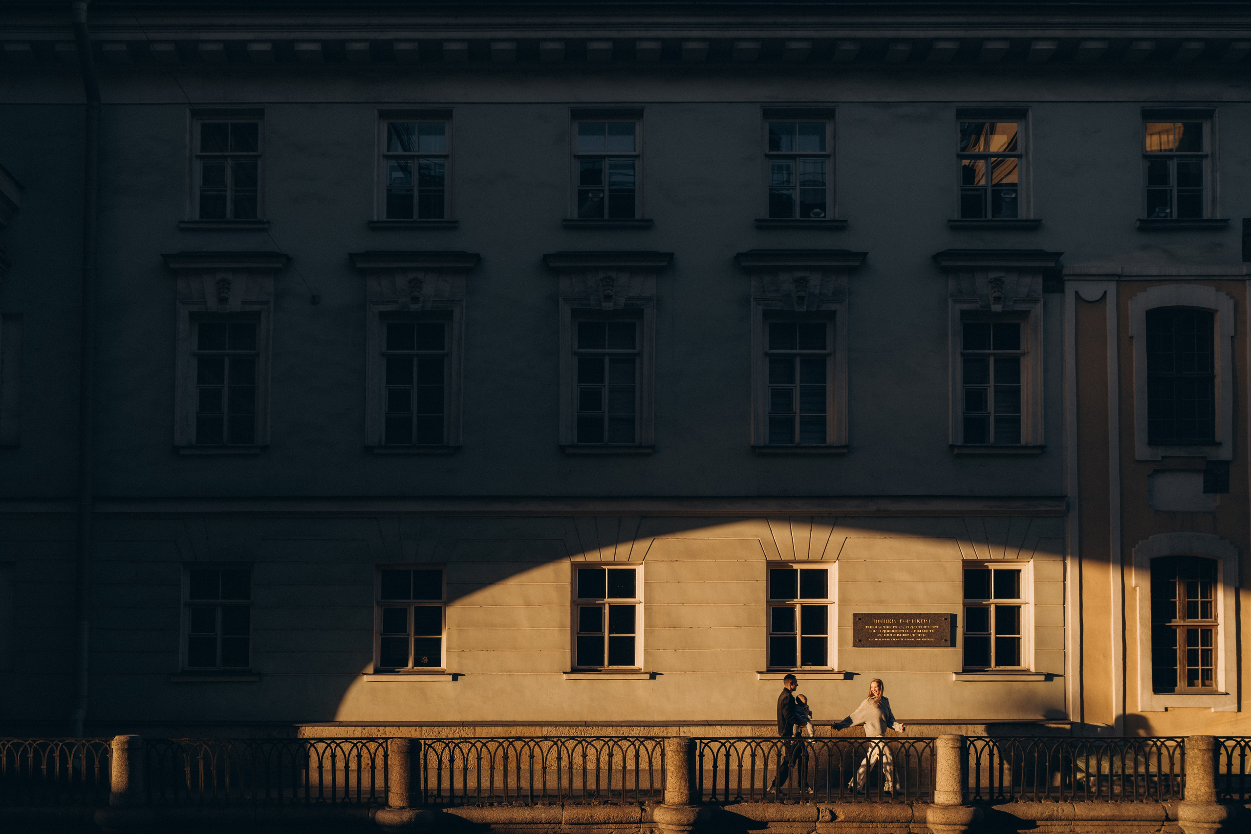 Вечерний вид исторического центра Санкт-Петербурга во время прогулочной фотосессии