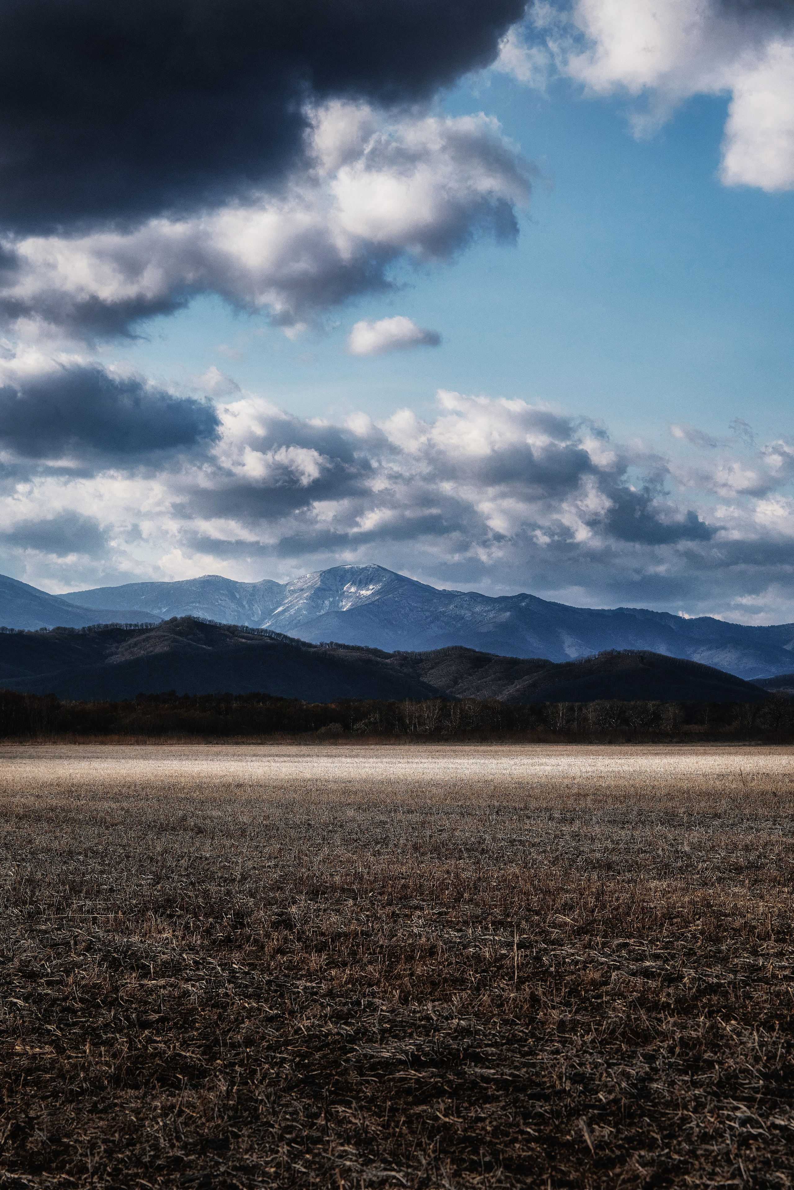 Пустое поле, далёкие горы и облака. Примеры красивых локаций в Приморском крае