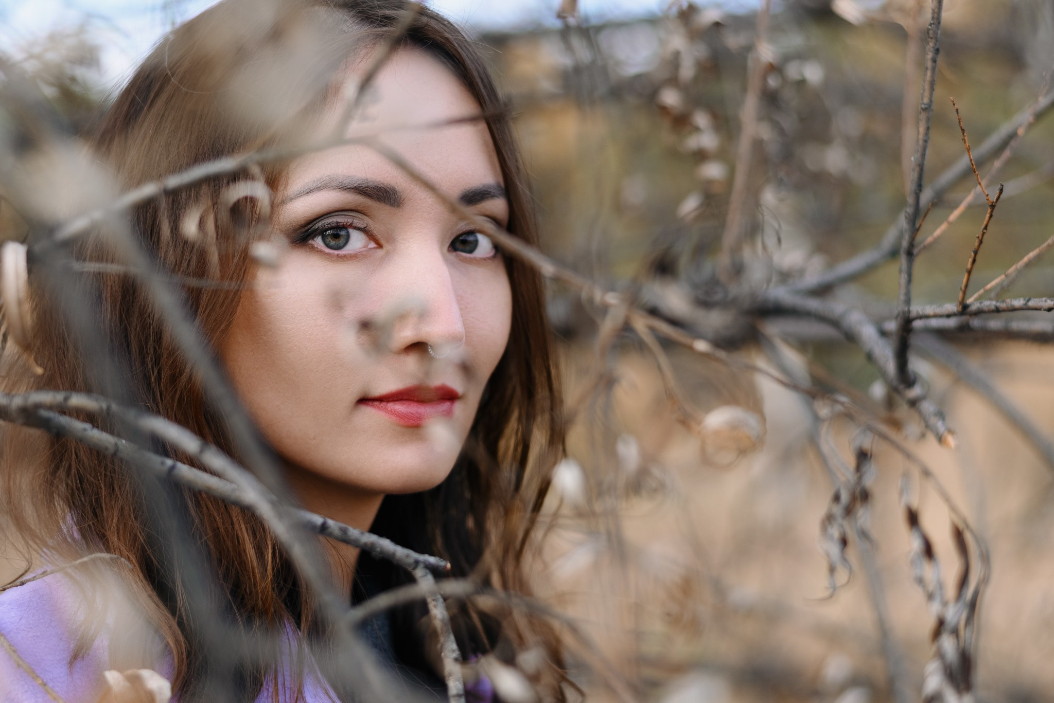 Художественный портрет: игра света и тени в лесной локации.