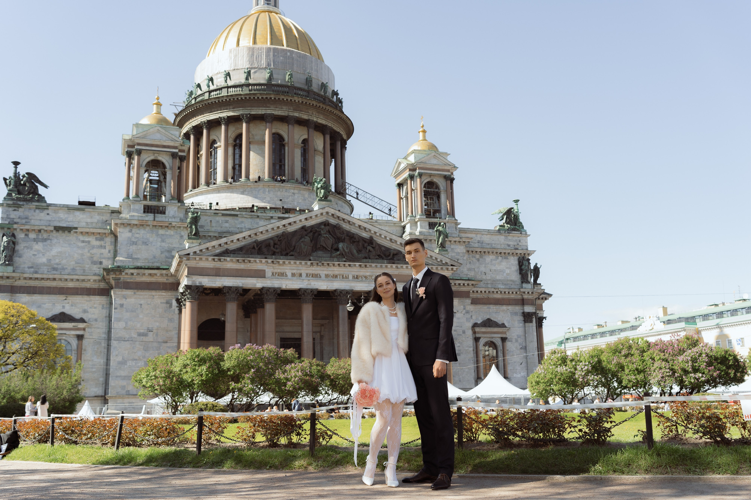 Молодожёны на фоне Исаакиевского собора, классический свадебный кадр