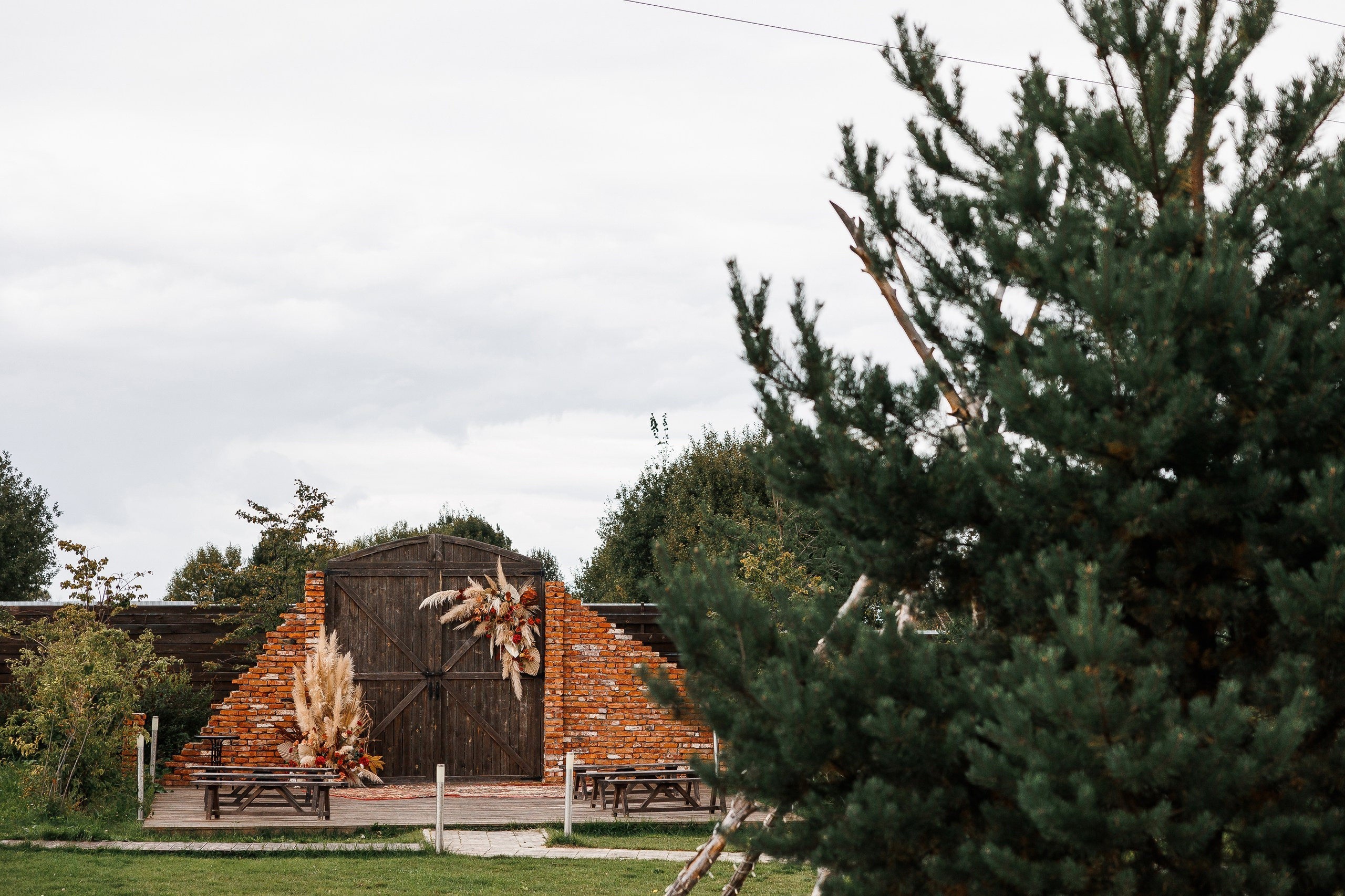Амбарные ворота. Локация для церемонии и фотосессии. Свадебная площадка РАНЧО