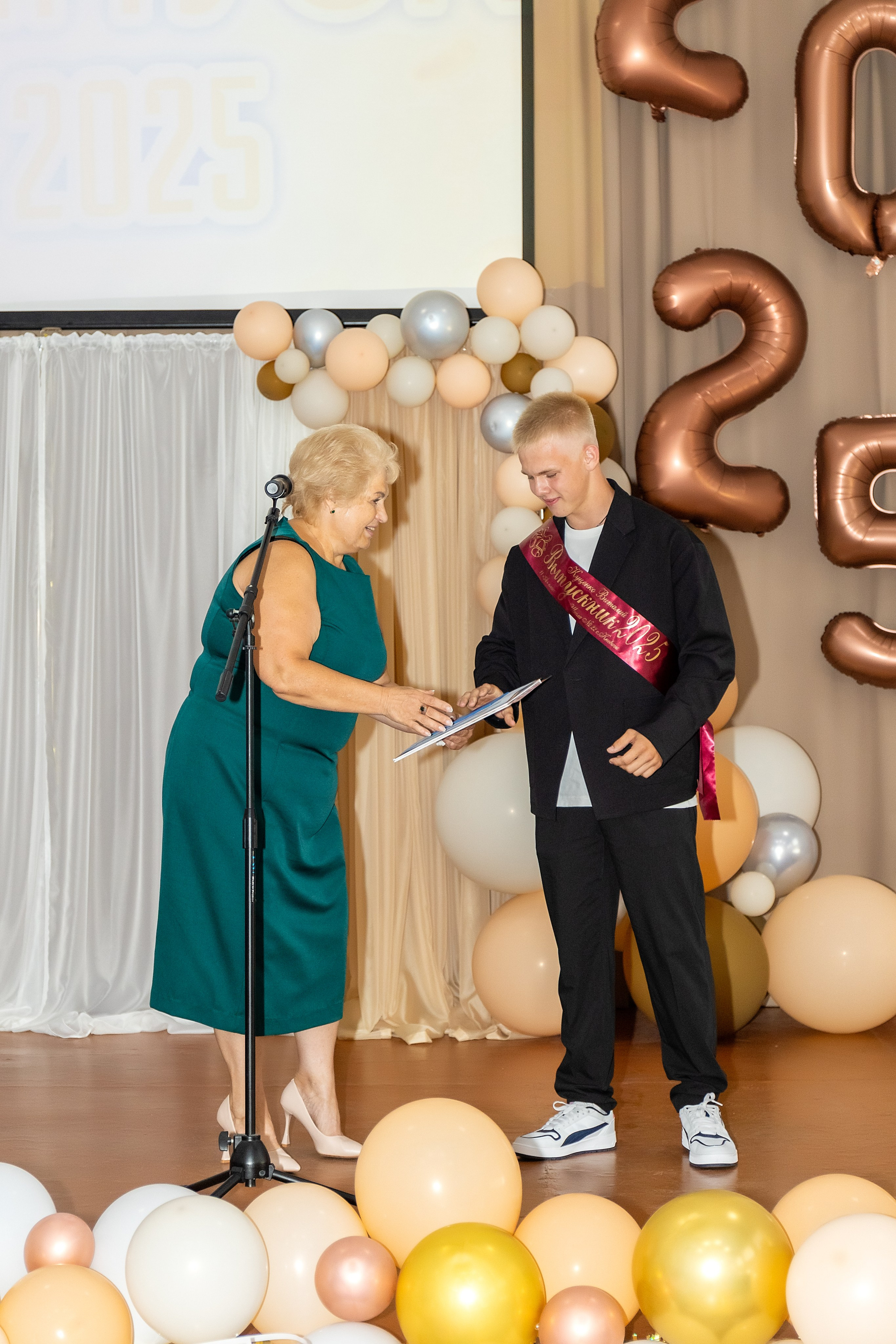 Выпускной. Школа 22, 11 класс. Стильный выпускной альбом Владивосток фотограф Вероника Мигачева