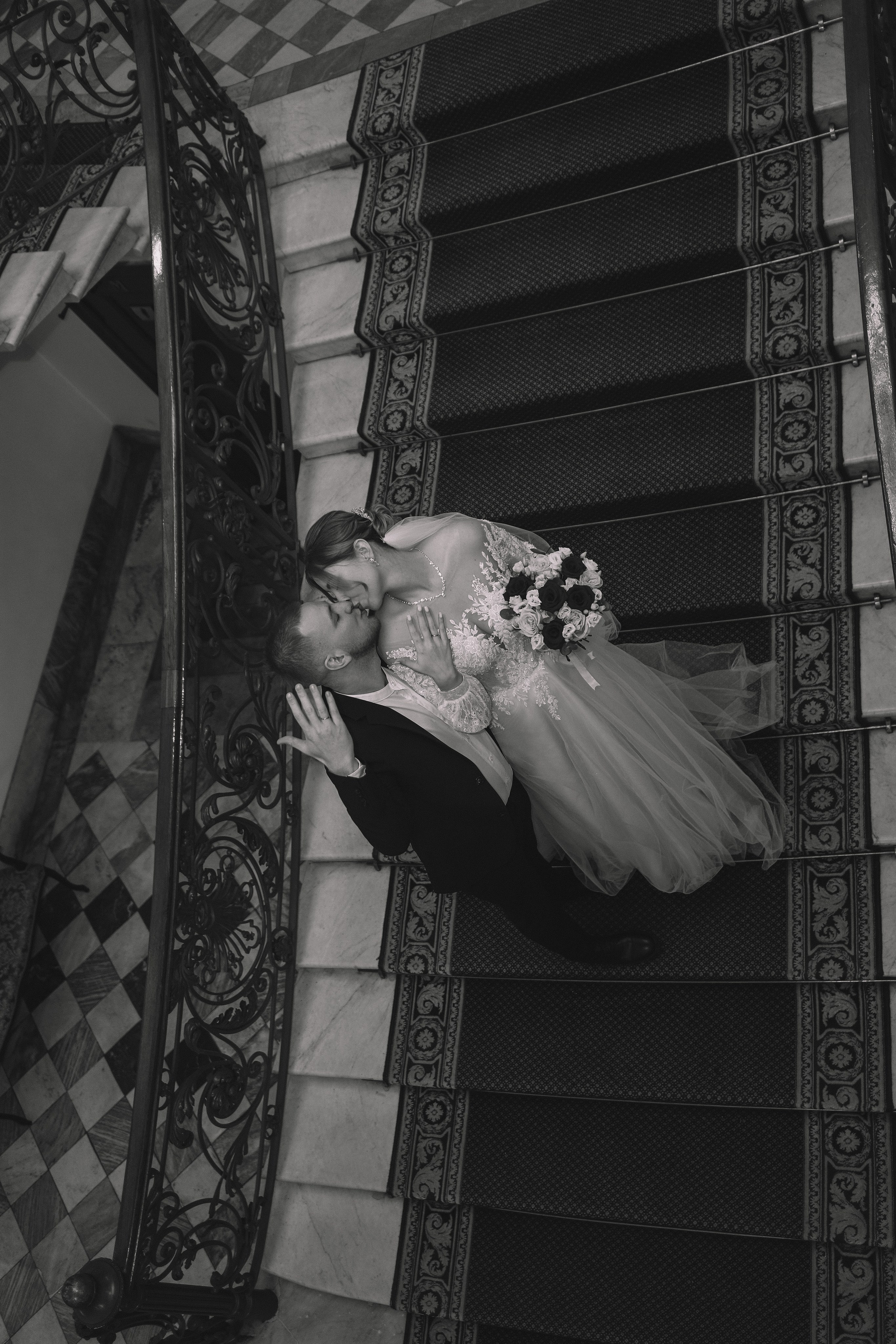 Невеста и жених на лестнице, черно-белое фото