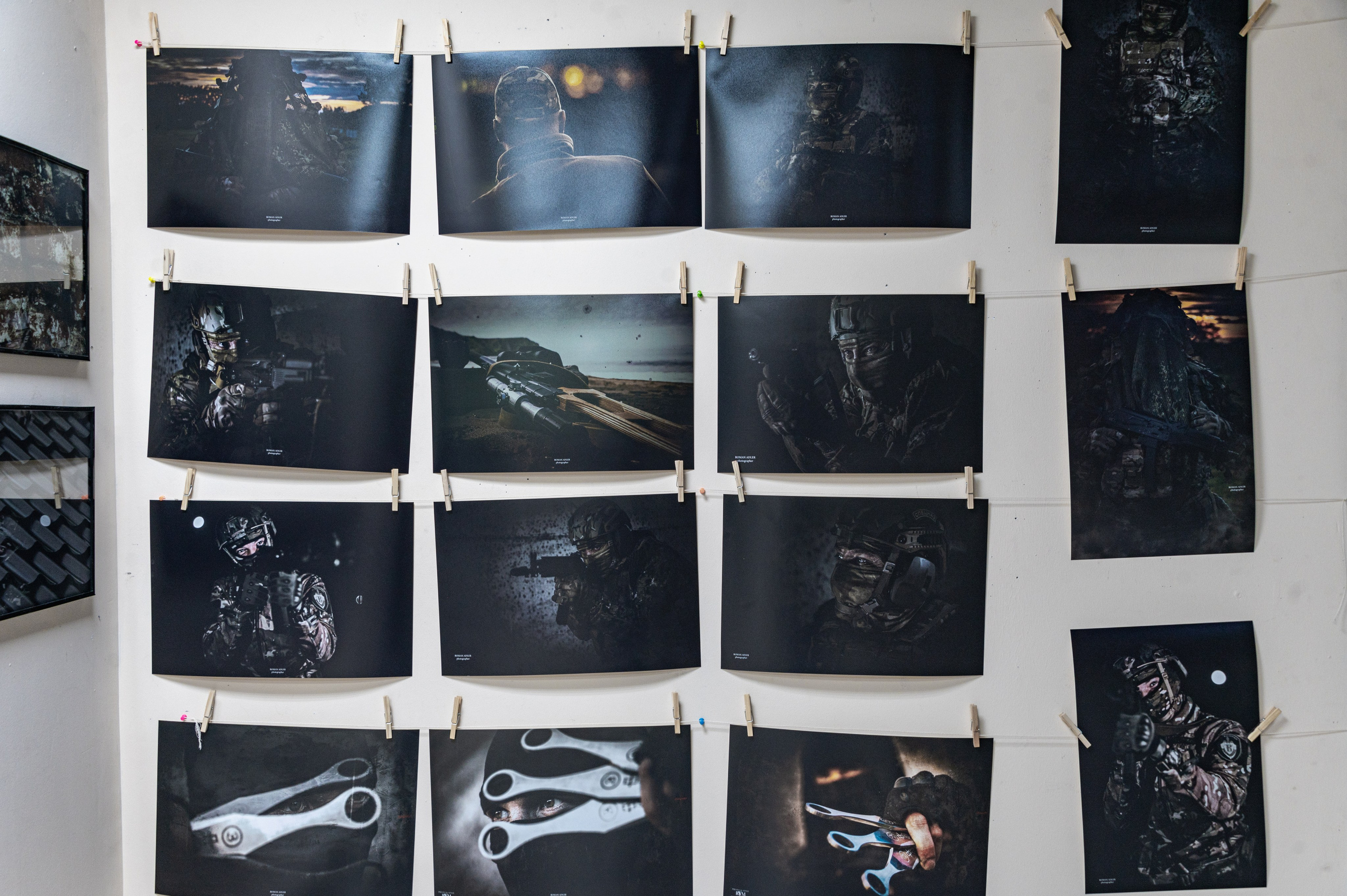 Серия "Есть такая профессия" из авторского социально-гуманитарного фотопроекта "Планета без войн" Фотографа Романа Адлера. Презентация проекта прошла в галерее современного искусства ART FUTURE GALERY. март 2023 года