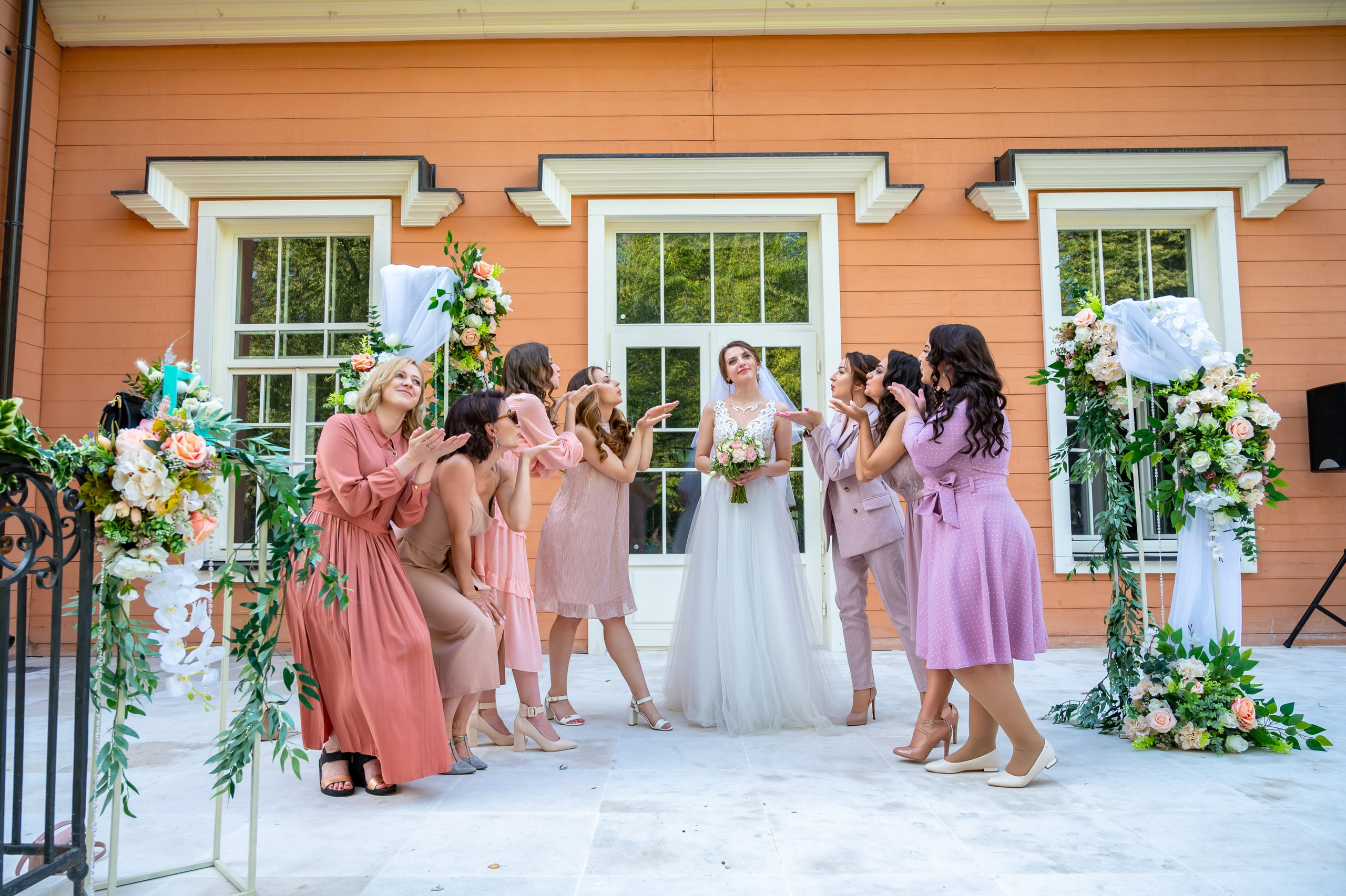 Подружки невесты восхищаются её красотой, фотограф видеограф Павел Коротков, забронировать дату здесь: https://foto-video-svadba.ru/