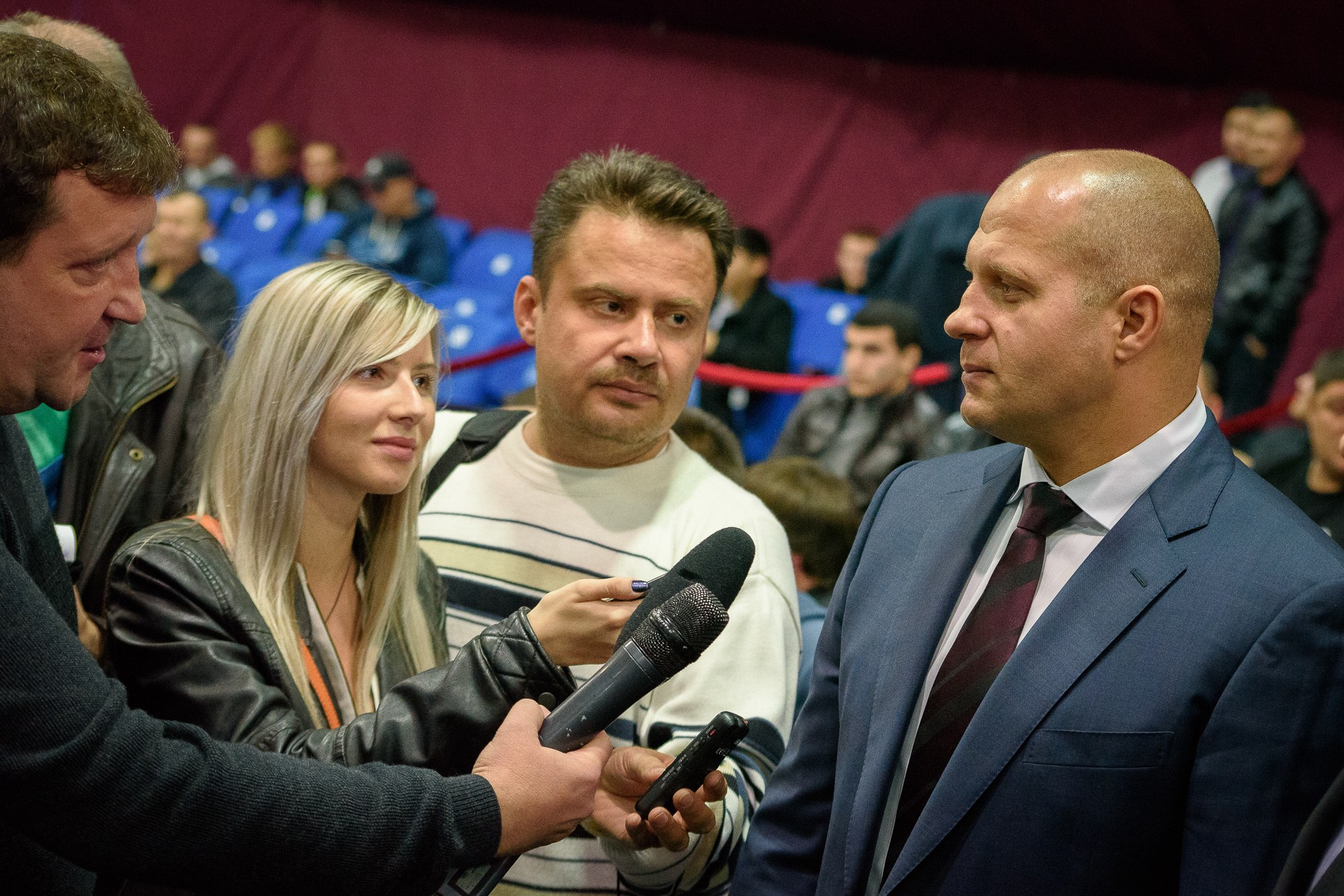 Фёдор Емельяненко даёт интервью местным телеканалам Волгограда