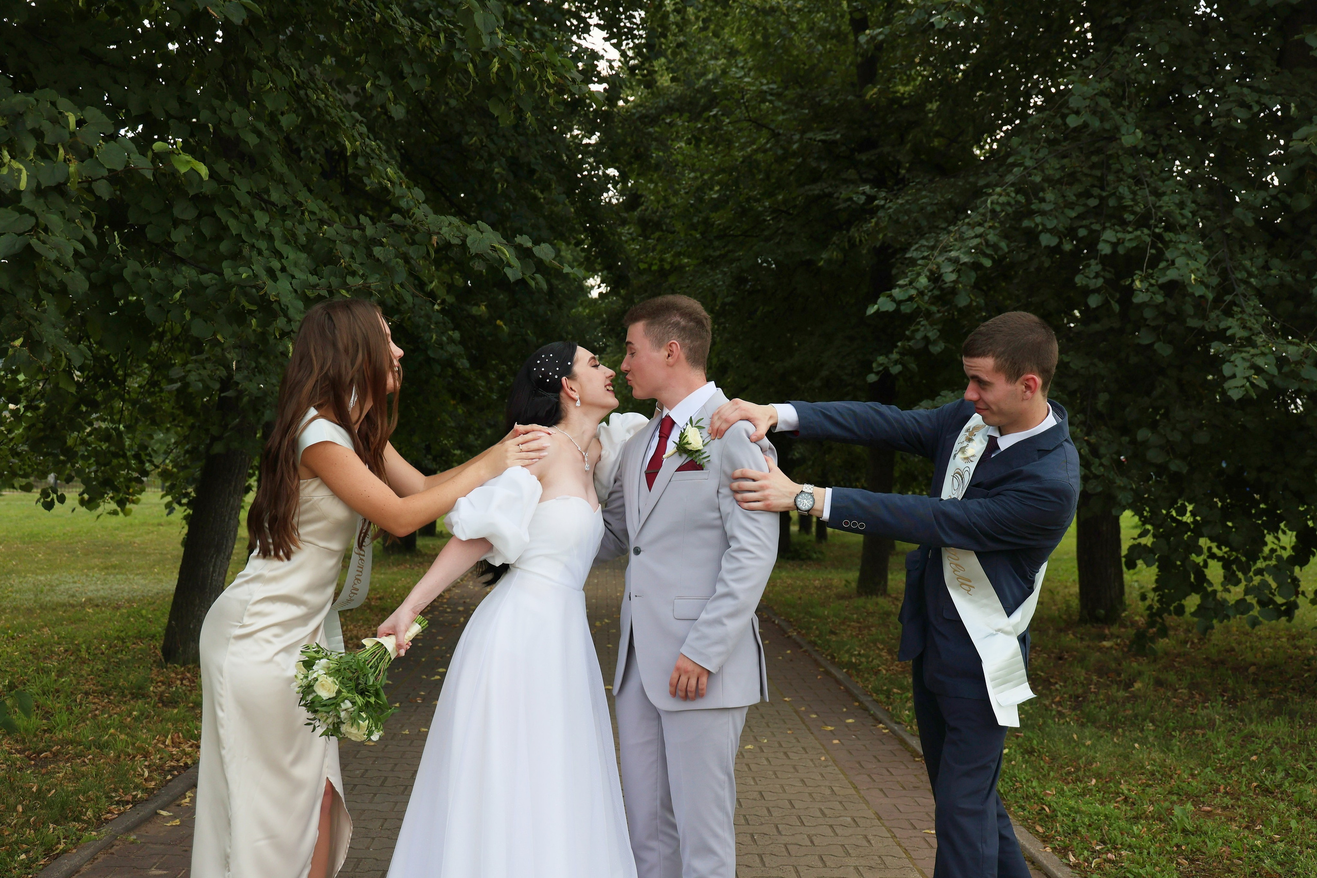 жених и невеста со свидетелями