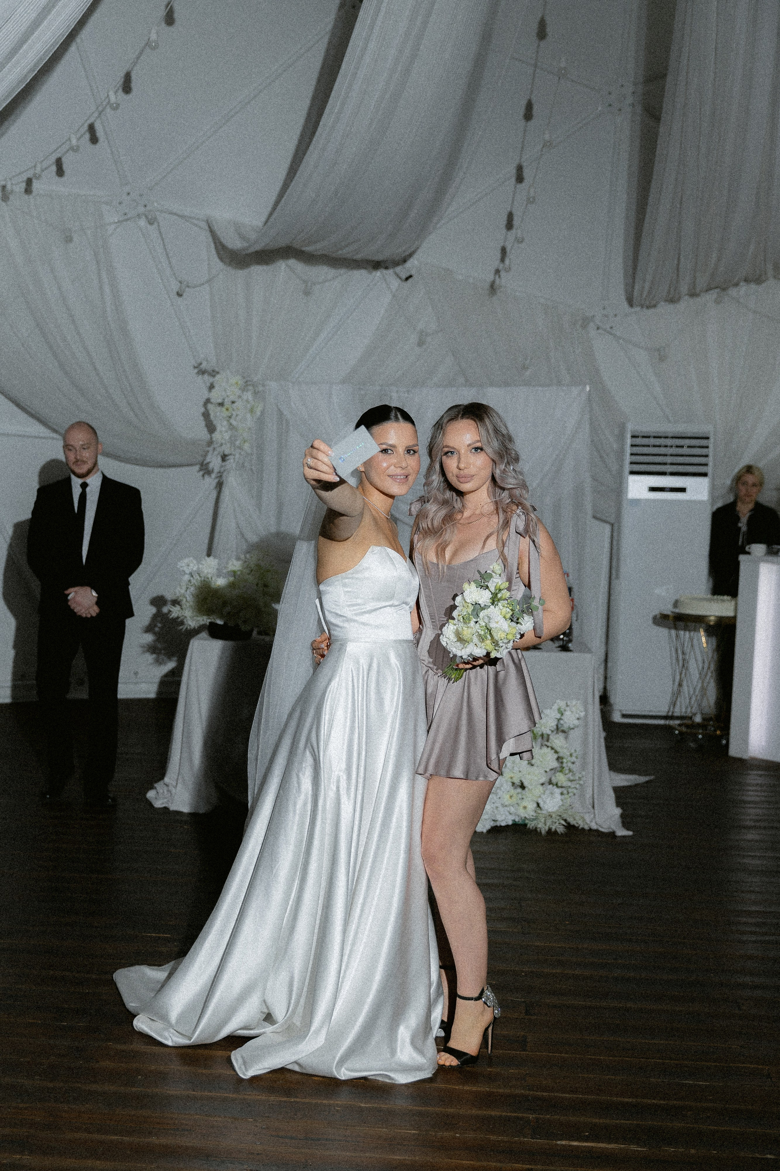 Я создаю профессиональные фотографии, которые сохраняют эмоции, детали и атмосферу вашего праздника. Свадебный фотограф во Владивостоке