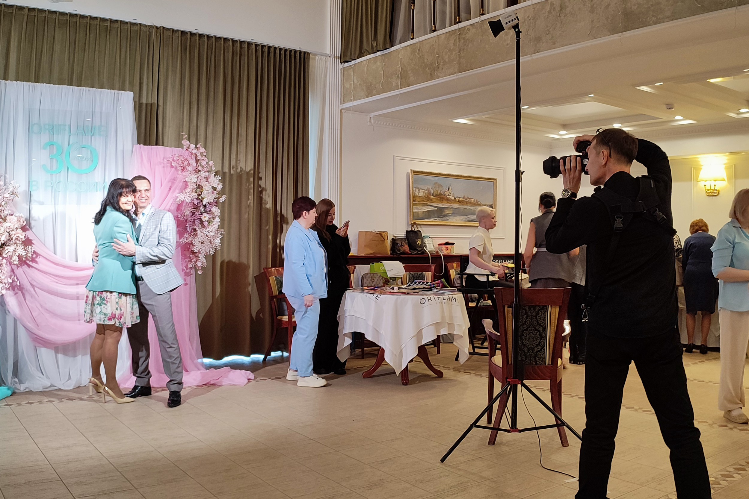 Постановочная фотосъемка у банера на мероприятии