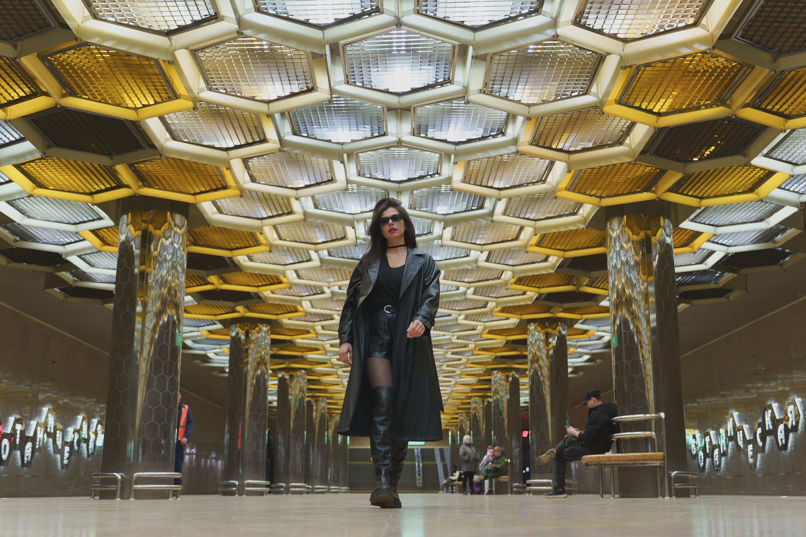 Даша в ночном городе в стильном образе