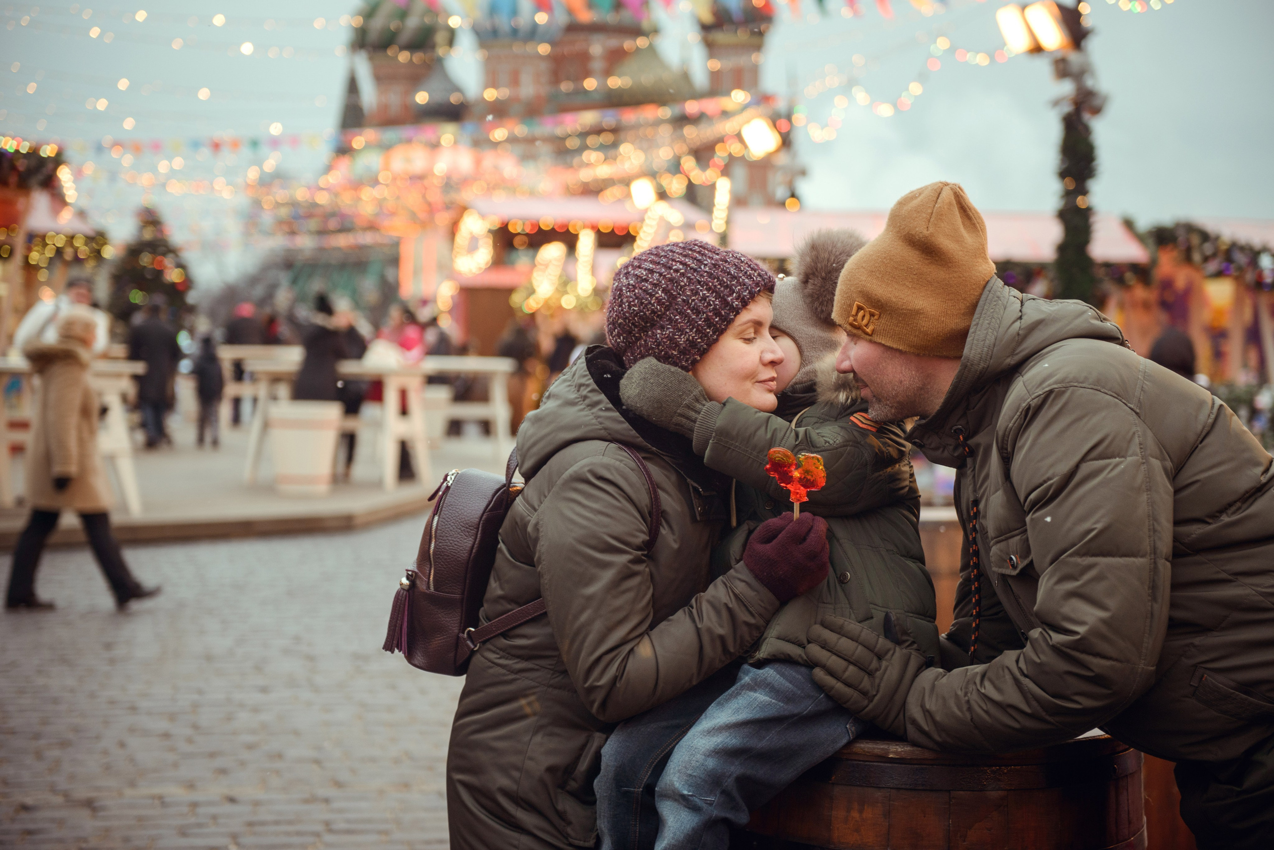 family photo shoot walking in the city. New Year Christmas photoshoot (Photographer in Edinburgh Elena Carruthers)