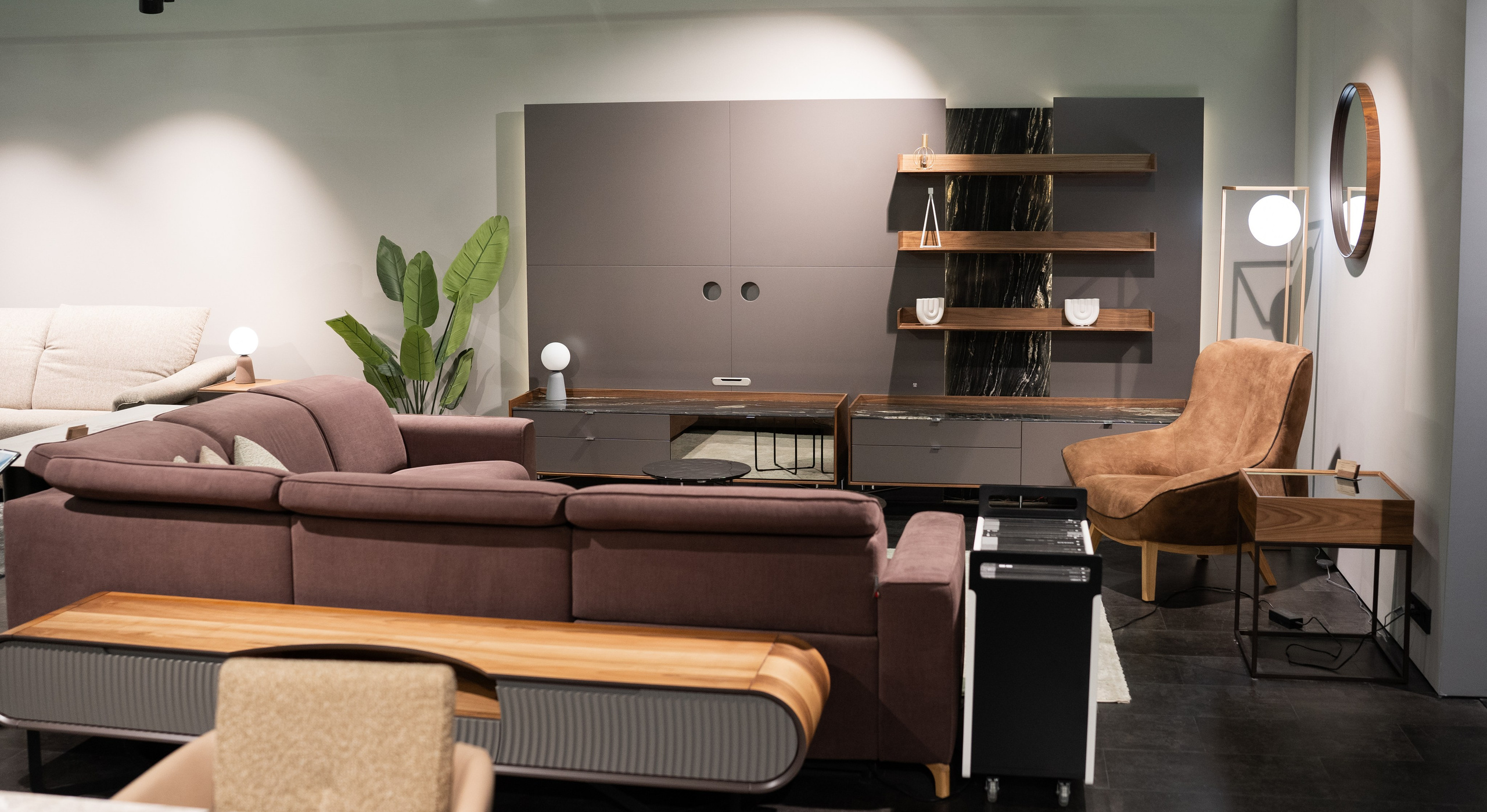 Разработка логотипа, фирменного стиля, создание коллекции мебели и предметов декора, дизайн-проект шоурумов с нуля