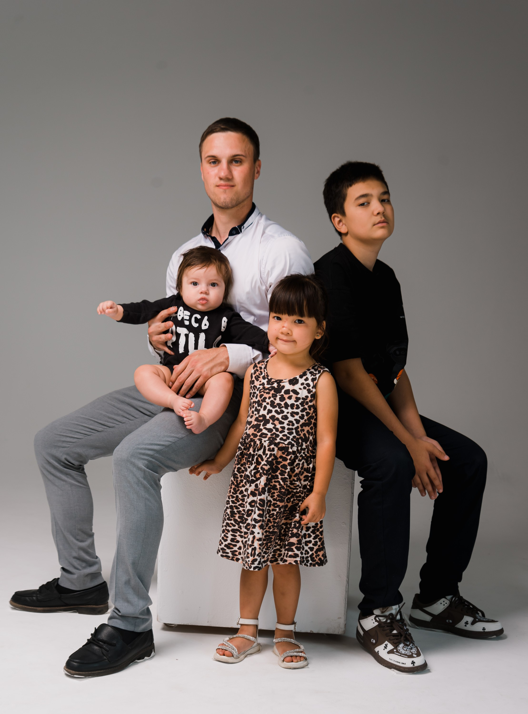 Папа с детьми.