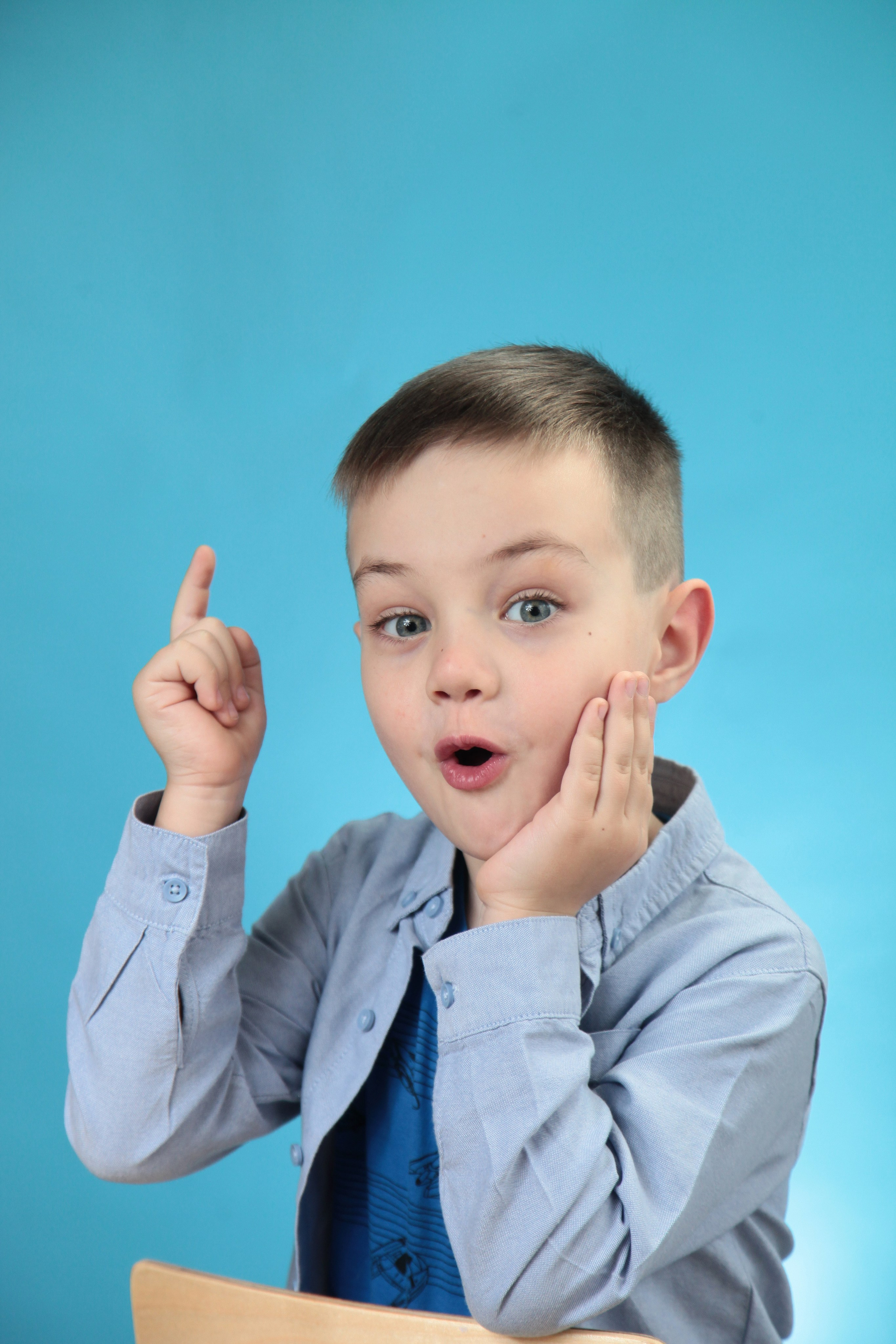 Мальчик на портретной съемке для выпускного альбома