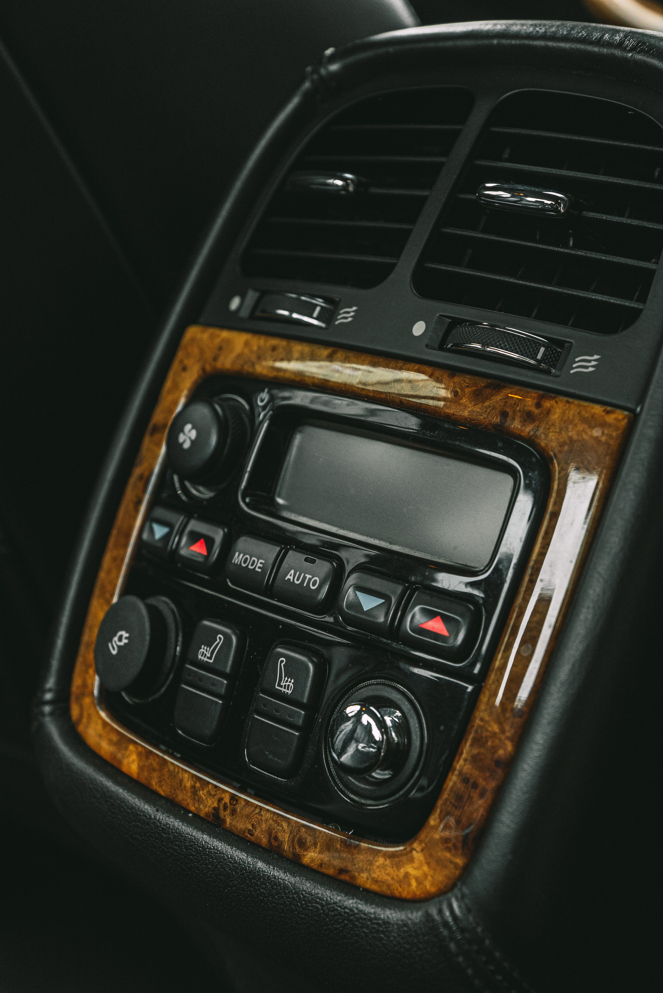 Фотосъемка автомобиля в Парке Горького весной в Москве. Жуков Илья свадебный фотограф в Москве