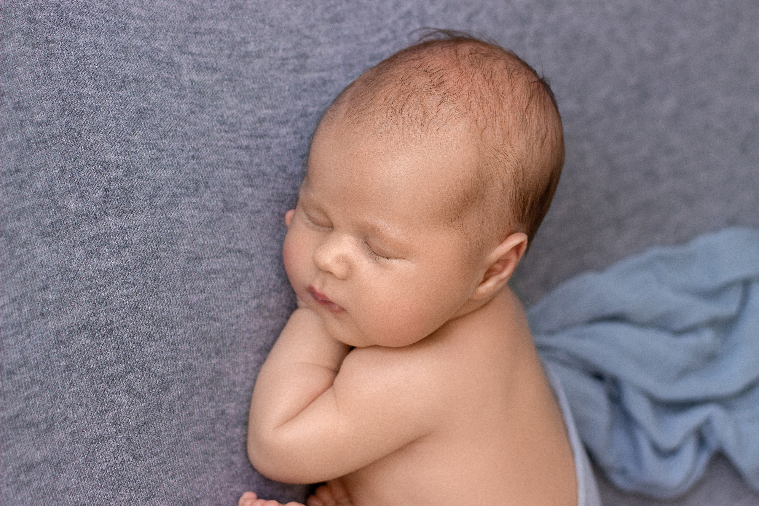 Минималистическая фотосессия новорождённого богатыря