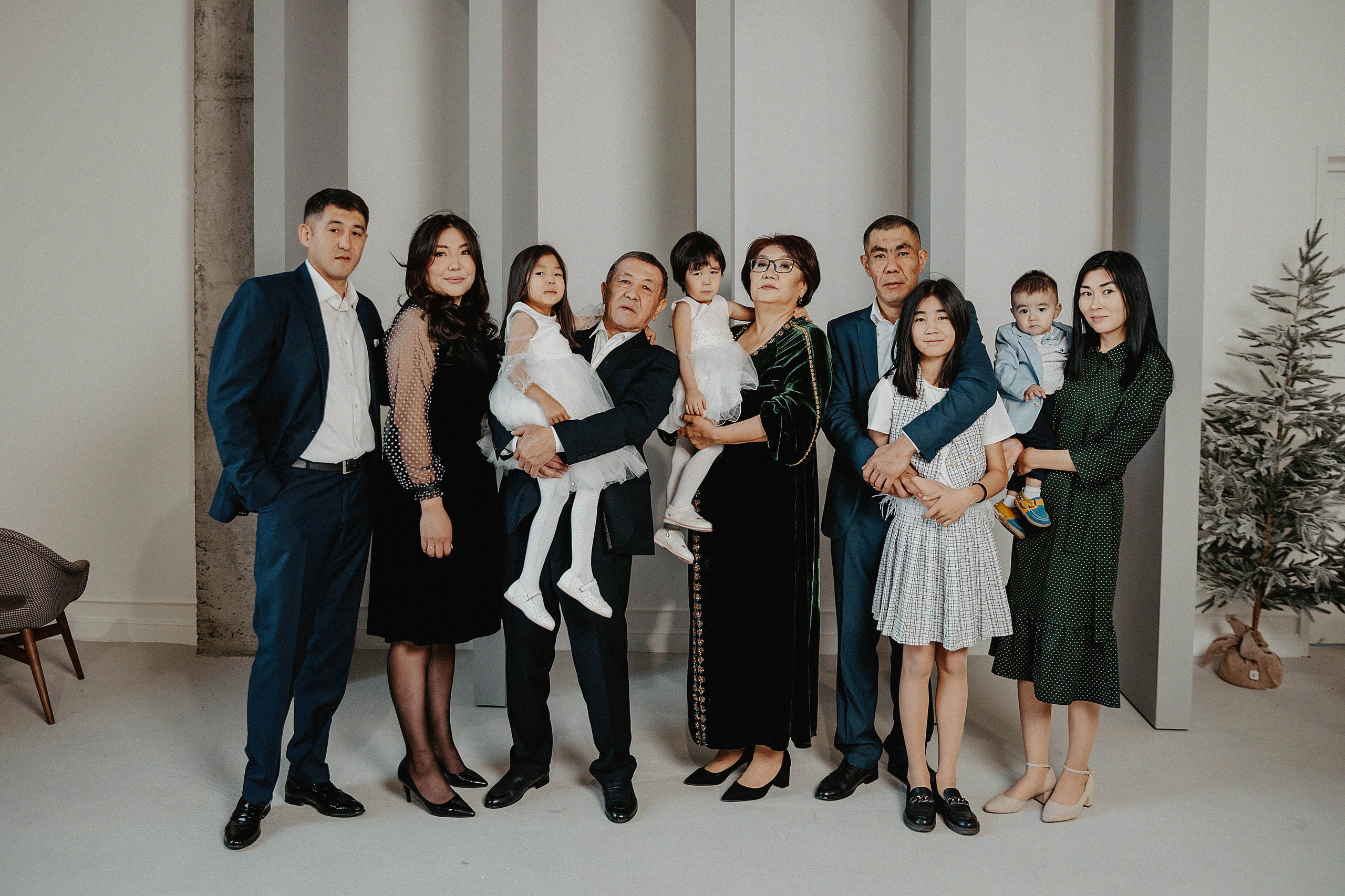 Семейная фотосессия в фотостудии 2Стула. Свадебный, семейный и портретный фотограф в Алматы, Костанай