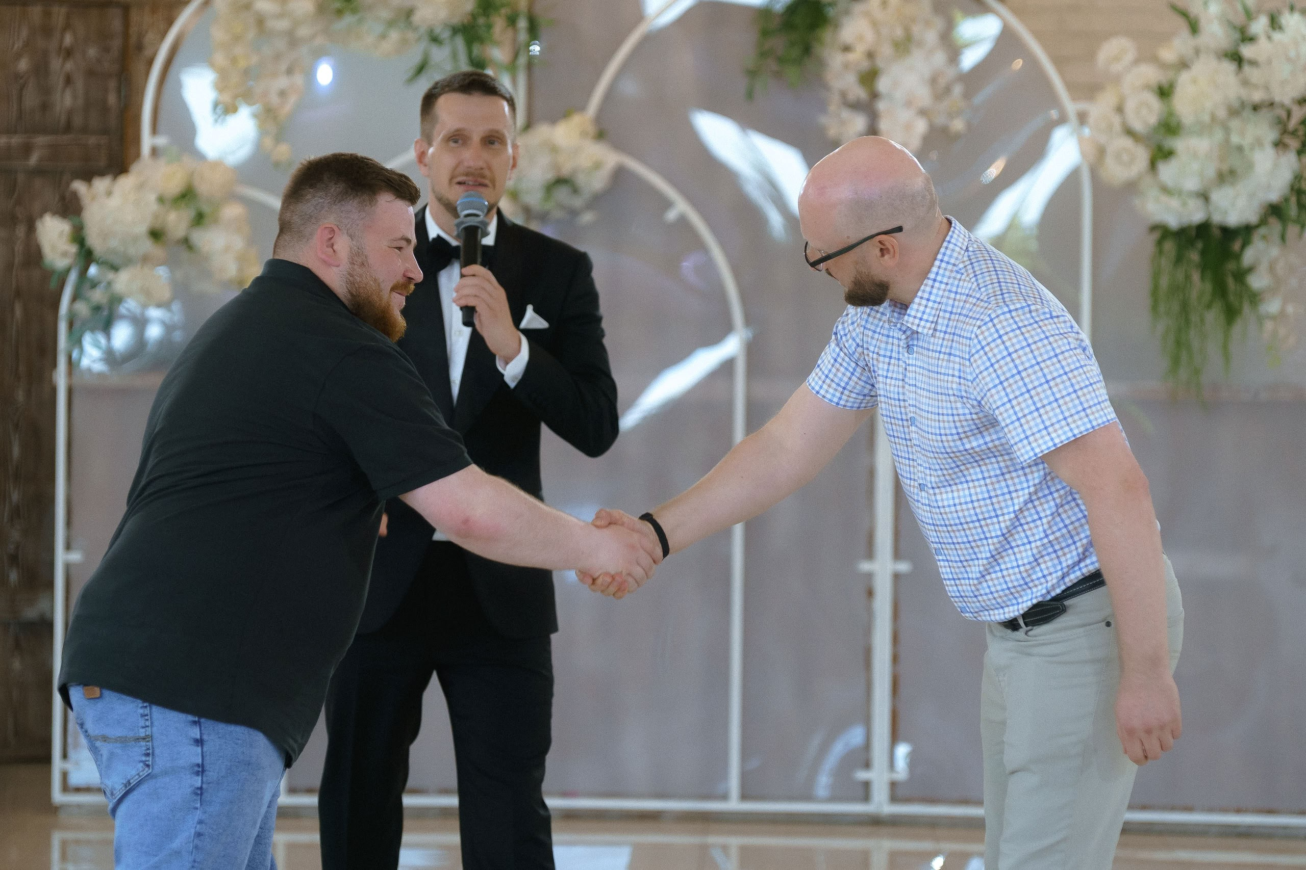 Приветствие гостей у сцены в банкетном зале Петергоф Лофт