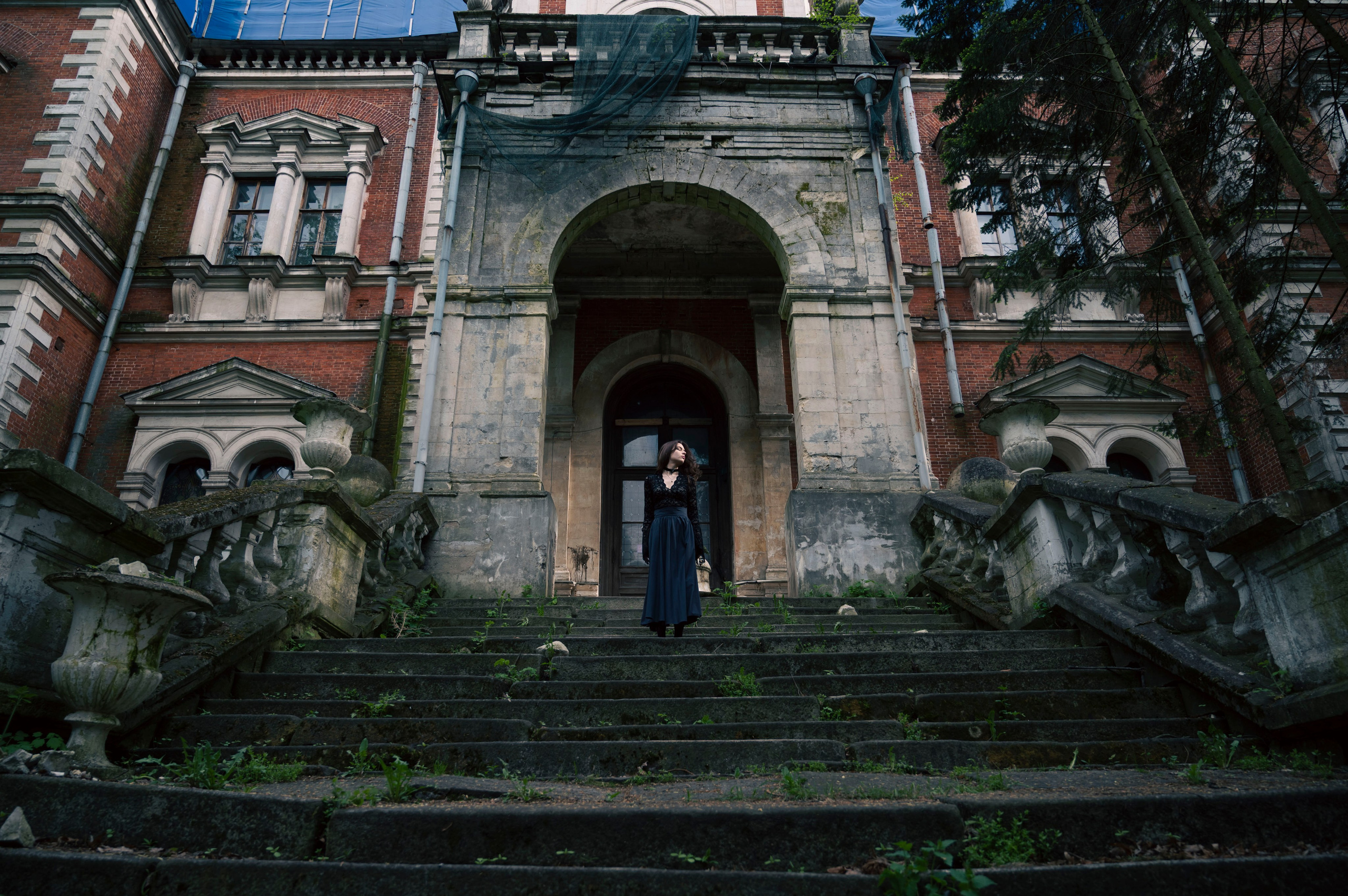 Фасад усадьбы Быково и девушка в чёрном у входа, широкий план