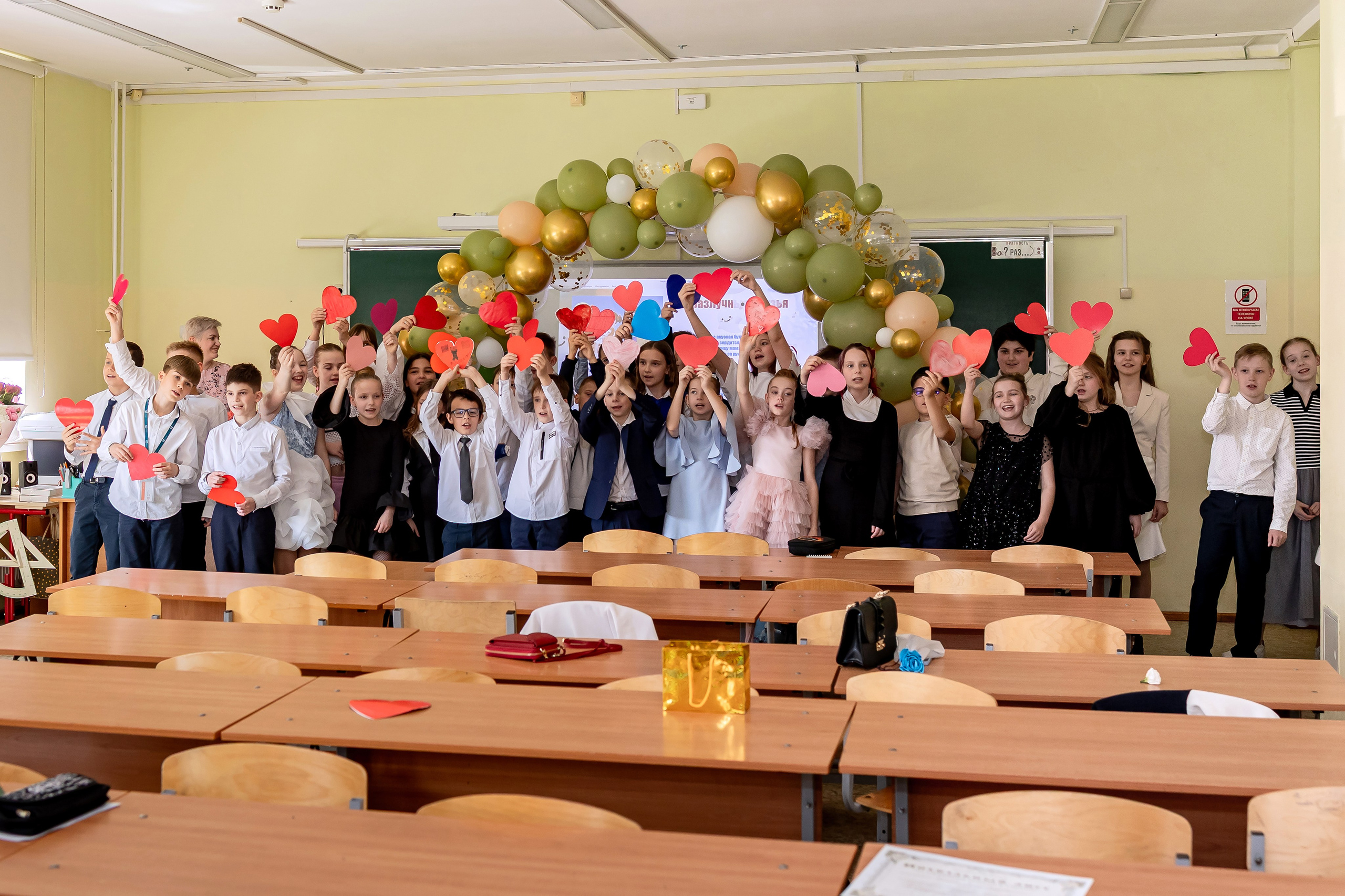Выпускной в начальной школе в классе. Фотограф и видеограф Москва. Свадебный фотограф, видеограф. Выпускные альбомы. Оживающие альбомы