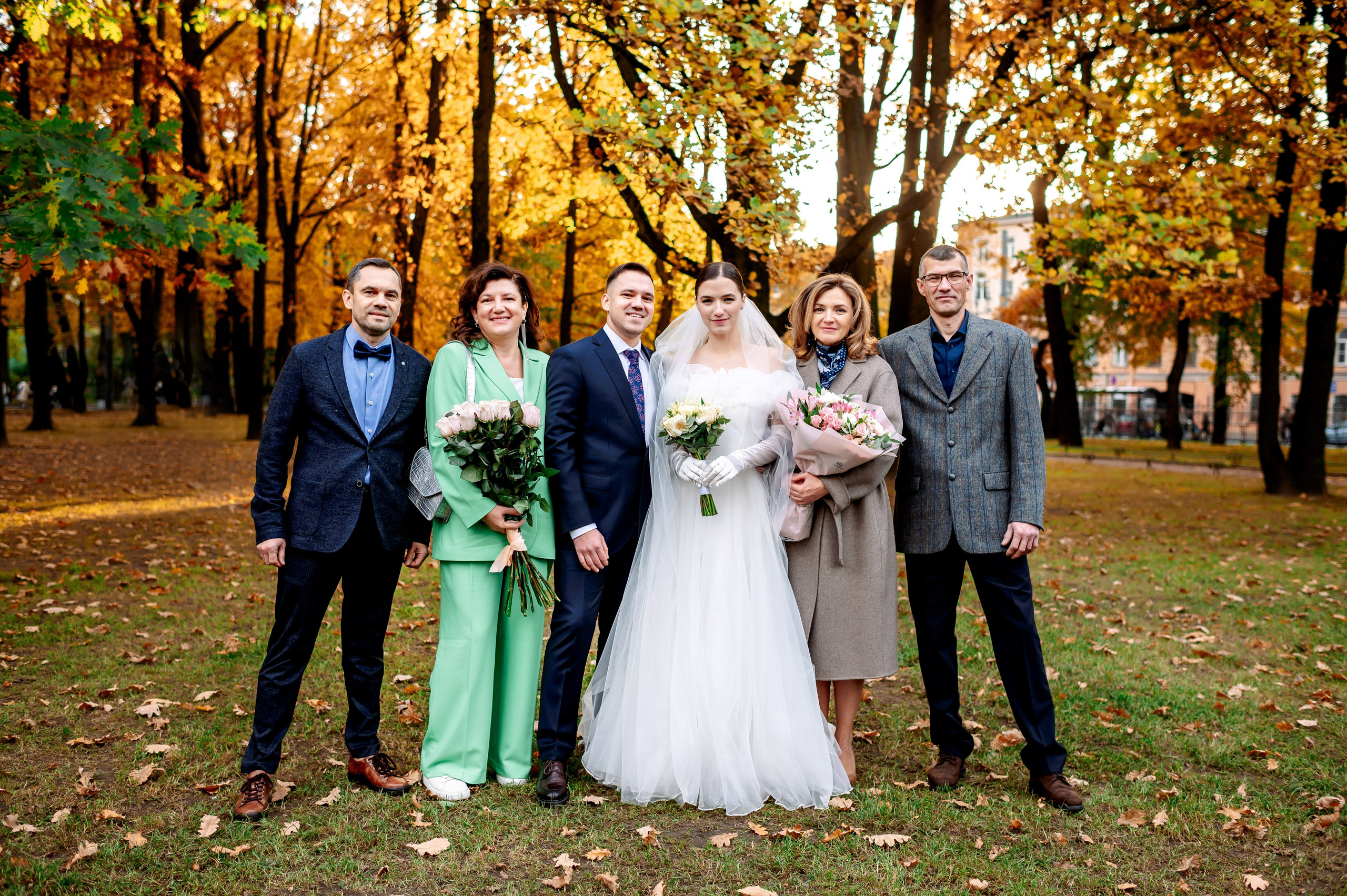 Осенняя великолепная свадебная прогулка жениха и невесты в октябре в Санкт-Петербурге в Михайловском парке и у Атлантов на Миллионной улице. Портретный, семейный и свадебный фотограф в Санкт-Петербурге и в Пушкине Ширяев Денис