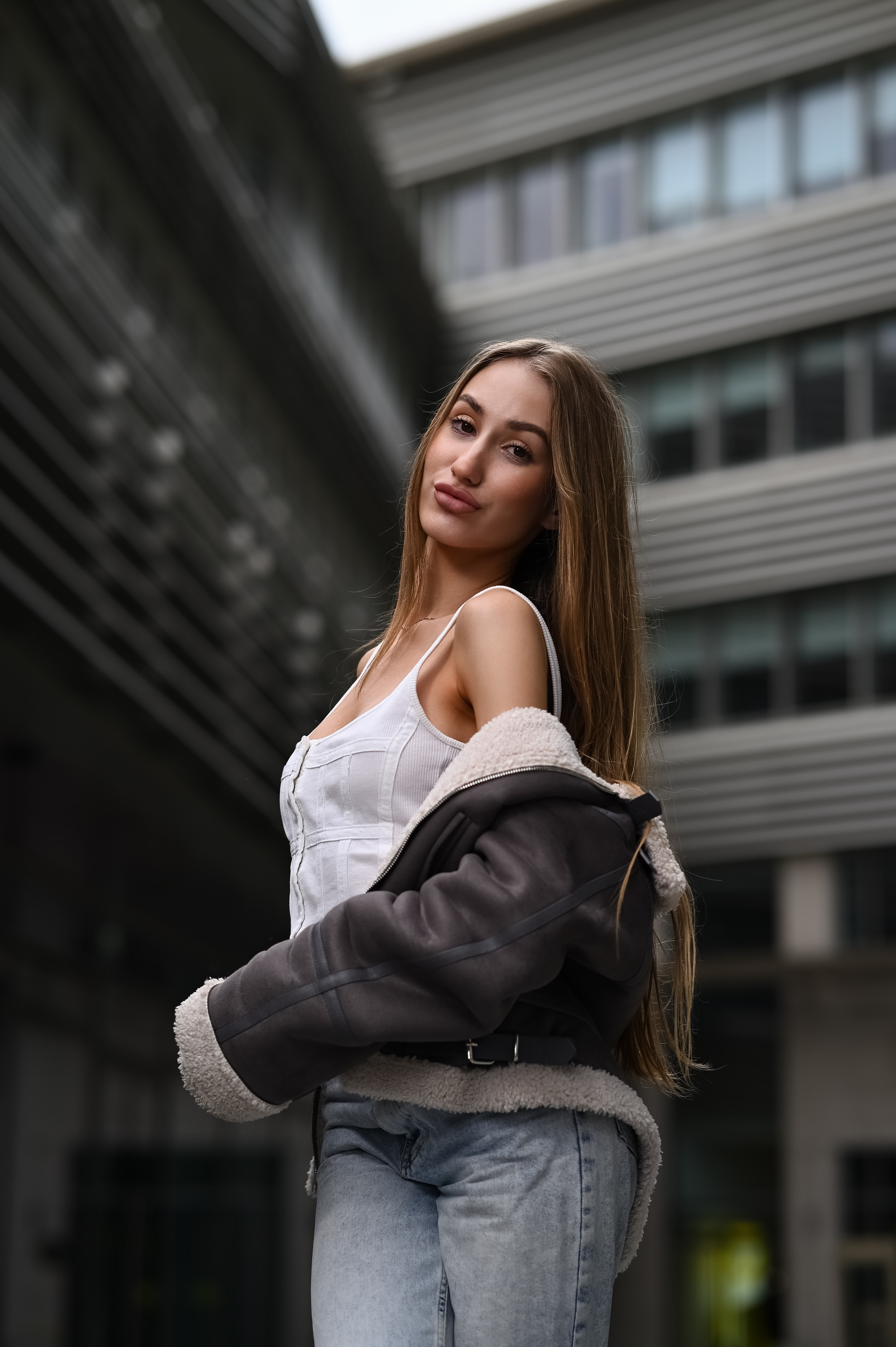 Современная архитектура на фоне портрета