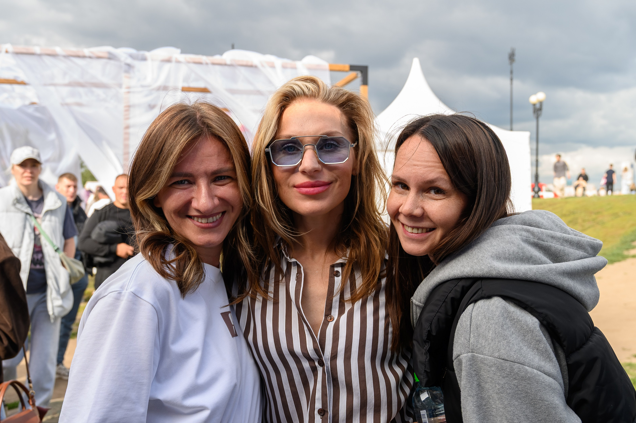 Счастливые гости фестиваля VK Fest в Казани позируют для аккредитованного репортажного фотографа